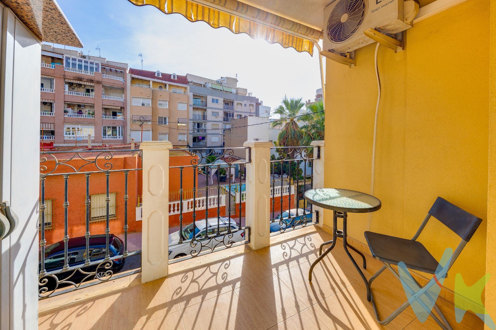Mocadi Real Estate Torrevieja presenta en el centro de Torrevieja  esta vivienda de 105 m² construidos, situada en una ubicación muy cómoda, con todos los servicios del día a día a pocos pasos. La vivienda cuenta con 3 dormitorios y 2 baños, uno de ellos en suite, cocina independiente y un salón amplio con salida directa a una terraza muy agradable, perfecta para disfrutar del exterior sin renunciar a estar en pleno centro. El piso se encuentra listo para entrar a vivir y dispone de aire acondicionado por splits, armario empotrado y ascensor. Su distribución y amplitud lo convierten en una opción ideal tanto como vivienda habitual como para quienes buscan una segunda residencia cómoda y bien situada. Su principal ventaja es, sin duda, la ubicación: en una zona céntrica de Torrevieja, rodeada de comercios, supermercados, restaurantes, centros médicos, transporte público y todo tipo de servicios, permitiendo hacer prácticamente el día a día andando. Una vivienda amplia, cómoda y muy bien ubicada para quienes valoran tenerlo todo cerca. . Por mandato expreso del propietario, comercializamos este inmueble en exclusiva compartida, lo que garantiza un servicio de calidad, un trato fácil y personalizado, una gran difusión en nuestras redes compartidas y sin interferencias de terceros. Por este motivo se ruega no molestar al propietario, a los ocupantes de la propiedad, a los vecinos o conserjes del edificio si los hubiera. Si eres una agencia, llámanos colaboraremos contigo.