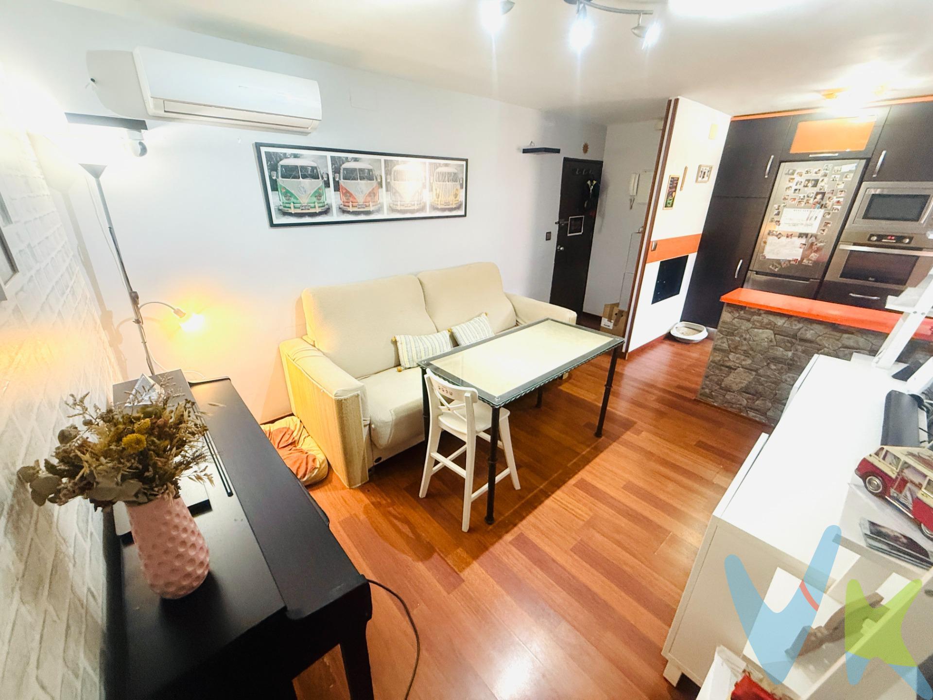 Piso reformado de dos dormitorios y un gran baño en Santa Rosa. Ideal para vivir o como inversión para alquiler. . CARACTERISTICAS Y CALIDADES:  Excelente piso con 62m² construidos de dos dormitorios (antes 3) y un gran baño con jacuzzi y placa de ducha, con cocina americana amueblada y con electrodomésticos y cuarto trastero/vestidor. Vivienda muy luminosa, en esquina al ser una ultima planta (3ª planta) y totalmente exterior. . OTROS DATOS DE INTERES: Proyecto de ascensor pagado y pendiente de ejecución una vez se le concedan las ayudas municipales a la comunidad de propietarios. Vivienda reformada íntegramente hace 9 años (electricidad, fontanería, baño, cierres, etc, etc ). Cuota de comunidad 50€/mes agua y tasa de basura incluida). IBI: 185€/año. La vivienda se vende sin mobiliario, excepto los muebles de cocina. . Excelente ubicación dentro de la barriada de Santa Rosa, próximo a Cruz de Juárez. A 15 minutos caminando al centro de la ciudad. Zona de fácil aparcamiento. Con todos los servicios necesarios y a mano para tu día a día: Colegios, guarderías, supermercados, parada de bus y taxi, comercios, centro medico,.. . INFORMACIÓN RELEVANTE. Para cumplir con la normativa vigente tenemos a disposición del cliente el Documento Informativo Abreviado (DIA) así como la información mínima solicitada en el artículo 31 de la Ley 12/2023, de 24 de mayo, por el Derecho a la Vivienda. Los precios indicados no tienen caducidad, pero pueden ser alterados sin previo aviso. En caso de venta, el precio corresponde únicamente al inmueble. Los gastos de la compraventa serán según ley (Notaría, Registro de la Propiedad e Impuestos) y no están incluidos en el precio del inmueble reflejado, al igual que no están incluidos los honorarios de la Agencia Inmobiliaria. FINANCIACIÓN: Si lo desea, ponemos a su disposición un estudio profesional previo, gratuito y personalizado de financiación para la compra del inmueble. . 