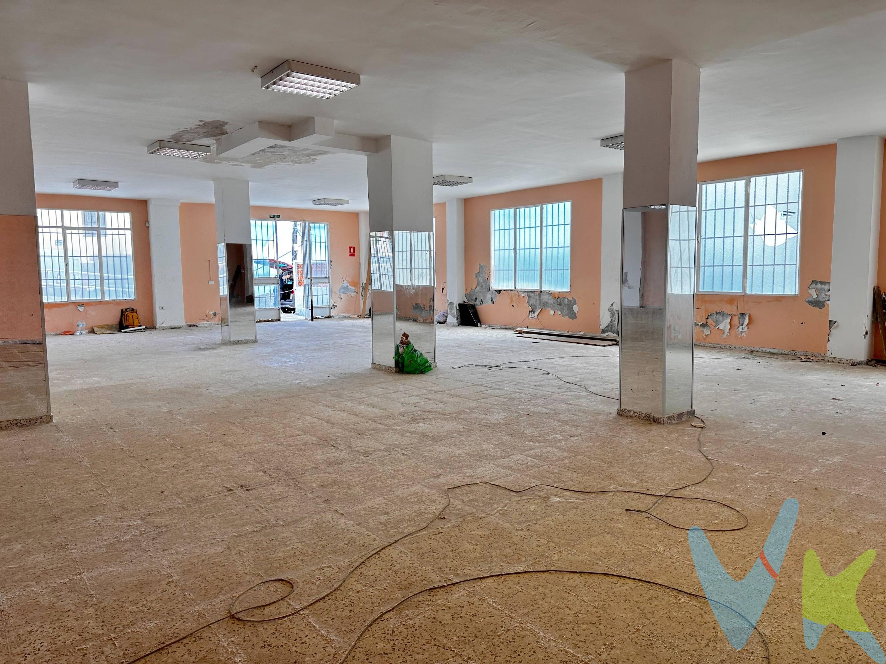 ¡Gran oportunidad de inversión en Los Realejos, Tenerife!. Se vende espacioso local diáfano de más de 300 metros cuadrados, ideal para nuevos emprendedores. Perfecto para actividades como gimnasio, supermercado, academia o showroom. Ubicado muy próximo a centros comerciales, con excelente acceso y vado. ¡No dejes pasar esta inversión única! Contáctanos para más detalles y visitas.