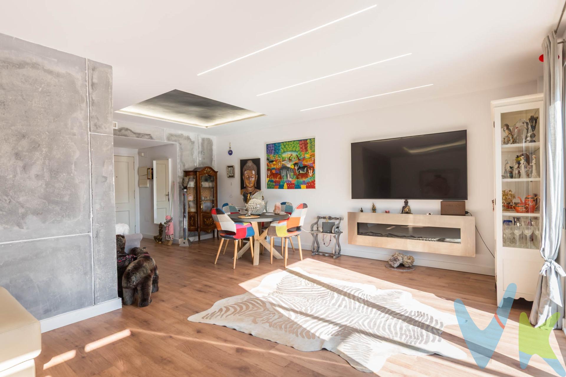 Descubre la esencia del lujo en este maravilloso ático ubicado en Plaza del Roblecillo, Altorreal. Totalmente reformado, esta propiedad es el hogar soñado que combina confort y estilo de vida exclusivo. Con tres dormitorios bien distribuidos -incluyendo un suite con vestidor con POSIBILIDAD DE HASTA 4 HABITACIONES, disfrutarás de privacidad sin sacrificar espacio gracias a su amplio salón luminoso. La cocina moderna cuenta con lavadero para mayor comodidad. Relájate al aire libre en una terraza principal de 23m² que da acceso a otra espectacular terraza superior de 60m² ideal para tus reuniones familiares o momentos especiales bajo el sol mediterráneo. Las impresionantes vistas panorámicas hacia las montañas son simplemente incomparables y se complementan perfectamente por su orientación noreste que asegura abundante luz natural durante todo el día. Además, incluye garaje, trastero y acceso a piscina comunitaria así como gimnasio; creando un ambiente perfecto tanto dentro como fuera del hogar. Crea el hogar que siempre has soñado en esta excepcional propiedad, que representa la máxima expresión de lujo y confort en Altoreal. Ubicado en Plaza del Roblecillo, este ático ofrece un estilo de vida privilegiado con vistas panorámicas y una distribución única. Para más información o para concertar una visita, no dudes en contactar con nosotros. Cuando te pongas en contacto con nosotros te informaremos de los gastos que no están incluidos en el precio, gastos de compraventa y honorarios de agencia y te ayudaremos para que tu proceso de compra con nosotros se convierta en un #Calma: Estado ideal de tranquilidad que tendrás al comprar tu casa con nosotros. Por último, te vamos a contar una cosa: Los propietarios han confiado en nosotros y nos han contratado en exclusiva para que les ayudemos a vender uno de sus bienes más preciados, su casa, su hogar. Esto para ti, como comprador, será una garantía ya que tendrás acceso a un servicio de calidad, un trato fácil, sencillo y sin interferencias de terceros. Por eso, te vamos a pedir un favor, habla con nosotros, no los molestes, te vamos a ayudar en caso de interés en todo el proceso y te vamos a facilitar toda la documentación e información que precise.