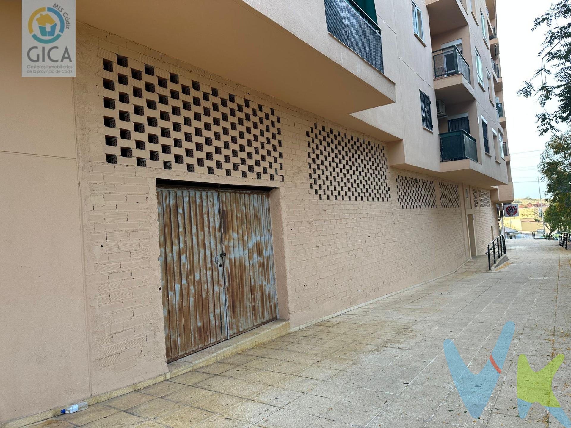 ¡Descubre este magnífico local comercial ubicado en la vibrante zona de San Bernabé, Algeciras! . Con una impresionante superficie de construcción de 246 m², este espacio te ofrece un sinfín de posibilidades para desarrollar tu negocio. Idealmente situado y con fácil acceso a las principales vías comerciales, se convierte en el lugar perfecto para emprender o expandir tus proyectos. Aunque requiere alguna intervención estética debido a su estado actual 'sin conservar', esto representa una gran oportunidad para personalizarlo según tus necesidades y estilo. Imagínate creando un ambiente único que atraiga clientela constante gracias al flujo dinámico del barrio.  Además podrás segregar estos estupendos metros hasta en cuatro estupendos locales.  ¡No pierdas la ocasión de invertir en esta propiedad versátil por tan solo 180000 euros! Ven a ver todo lo que puede ofrecerte. --------------------------------------------------. Informamos a nuestros clientes que los gastos de notaría, registro, gestoría, impuestos y los honorarios de la agencia  NO están incluidos en el precio. A su vez, disponemos del documento informativo abreviado de la propiedad (según decreto 218/2005, del 11 de octubre) y de seguro de caución, para la protección del dinero entregado como señal para la reserva de una vivienda. Por mandato expreso del propietario, comercializamos este inmueble en exclusiva, lo que le garantiza el acceso a toda la información, a un servicio de calidad, un trato fácil, sencillo y sin interferencias de terceros. Por este motivo, se ruega no molestar al propietario, a los ocupantes de la propiedad o a los vecinos. Muchas gracias por su comprensión.