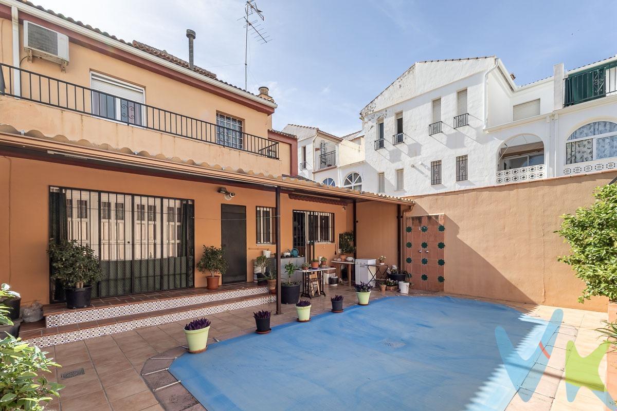 🏡 Chalet independiente en Santa Fe – Amplio, luminoso y con piscina propia. Se vende magnífica vivienda de 285.000 €, situada en una zona tranquila y cercana a todos los servicios (colegios, supermercados, transporte, etc.). La vivienda se distribuye en dos plantas:. 🔹 Planta baja:. Amplio recibidor de entrada que da paso a un gran salón con chimenea, ideal para disfrutar en familia. Cuenta con un baño completo, cocina espaciosa totalmente equipada, lavadero y despensa. Desde la cocina se accede directamente a un estupendo patio. 🔹 Zona exterior:. Fantástico patio con piscina privada, perfecto para disfrutar del buen tiempo, reuniones familiares o momentos de relax. 🔹 Planta superior:. Cuenta con tres habitaciones amplias, todas ellas con terraza, lo que aporta una excelente ventilación y luz natural. Esta planta dispone además de un gran baño completo con mucha luminosidad. ✨ Características destacadas:. Suelo de mármol de Macael. Ventanas de aluminio blanco. Puertas interiores en color blanco. Calefacción de gasoil. Aire acondicionado en todas las habitaciones. Una vivienda ideal para familias que buscan comodidad, amplitud y disfrutar de espacios exteriores propios. No lo dudes y llámanos para ampliar información o visitarla sin compromiso. Ref. N374. * El PVP indicado no incluye impuestos ni gastos de Escritura. * Honorarios agencia no incluidos. * Las superficies expresadas en esta página tienen carácter descriptivo y son aproximadas. * Los precios pueden ser susceptibles de modificación sin previo aviso. * Esta vivienda se vende SIN muebles.