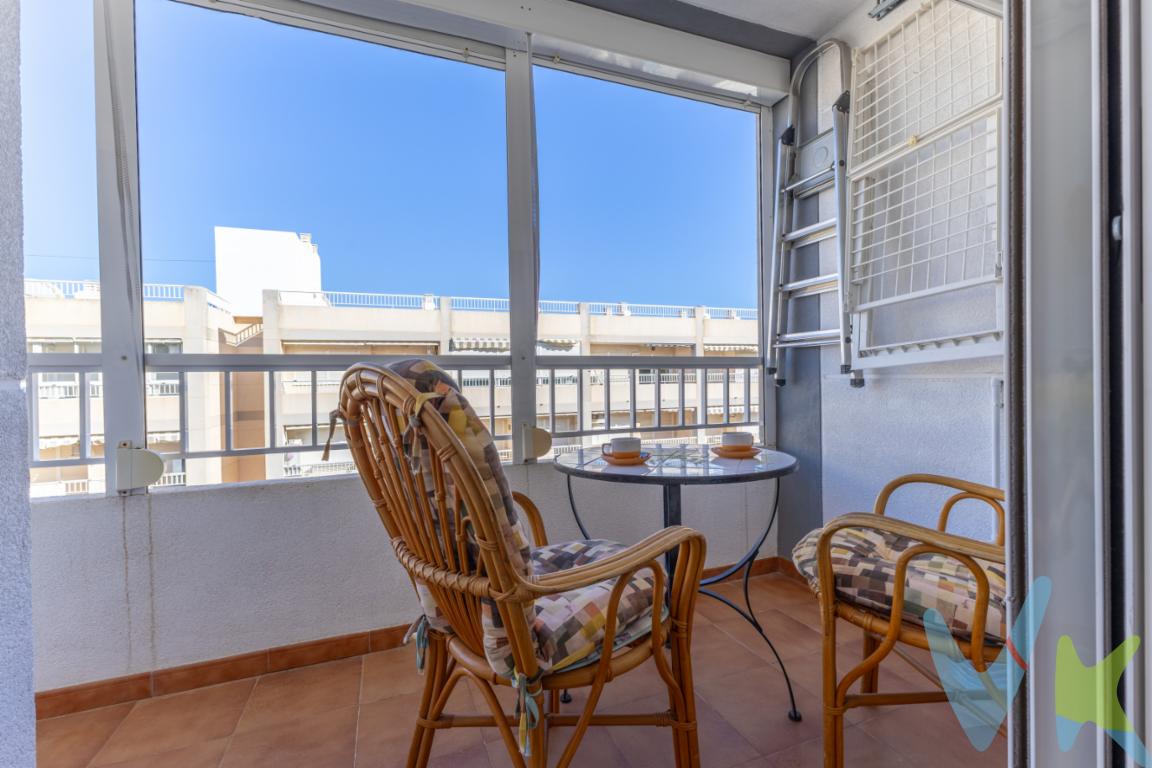  Se presenta una magnífica oportunidad de adquirir un acogedor apartamento en una de la mejores playas de la Comunidad Valenciana , ideal para aquellos que les gusta el mar , prácticamente en primera linea de la playa Raco de mar , con vistas espectaculares desde nuestra terraza , con acceso directo desde la urbanización para acceder al paseo marítimo y adéntranos en esa playa con arena fina y aguas cristalinas , con  todos los servicios de una playa con Bandera Azul . Ubicado en la tercera planta de un edificio construido en 1998, esta propiedad se distingue por su cercanía al mar. Con ascensor de 6 plazas y plaza de garaje dentro del complejo. El piso dispone de una amplia habitación, lo que lo convierte en una opción perfecta para solteros, parejas o incluso como inversión de alquiler vacacional. Ya que todo el complejo esta considerado como APARTAMENTO TURISTICO . Con un total de 46,25 metros cuadrados construidos, cada espacio  ha sido diseñado para maximizar la eficiencia y el confort, necesario para una apartamento de esta características . La puerta principal es de seguridad con dos cerraduras y una puerta supletoria estilo mallorquina para tener una doble orientación tan importante aquí en el levante , pero la mayor privacidad dentro de nuestra vivienda El edificio cuenta con ascensor de 6 plazas , asegurando un acceso cómodo y sin esfuerzo a la vivienda, alarma detectora de humos conectada a la alarma general de la comunidad  y por supuesto   la terraza comunitaria con unas vistas extraordinarias o simplemente para tender la ropa . Además del privilegio de tener un garaje propio , techado , con cepo de parking ,en un área donde el estacionamiento puede resultar complicado por la ubicación tan cercana a la playa de Canet .Desde esta ubicación, se puede apreciar unas vistas al mar impresionantes, creando un espacio perfecto para relajarse tras un largo día disfrutando de la brisa marina. Este pequeño oasis privado ofrece la oportunidad perfecta para disfrutar de apacibles desayunos al aire libre o de unas veladas con amigos bajo el cielo estrellado.La ubicación estratégica del inmueble asegura una excelente comunicación con el resto de la ciudad y áreas adyacentes, gracias a la proximidad de paradas de autobús situadas a pocos minutos a pie. El transporte público cercano facilita los desplazamientos diarios, aportando comodidad y ahorro de tiempo.En cuanto al interior de la vivienda, esta se presenta completamente equipada con electrodomésticos , Lavadora marca CORBERO,  vitrocerámica , horno y campana extractora marca  TEKA ,  termo eléctrico de 50 litros , junto a un ventilador de techo en el salón comedor y aparato de A/A con bomba de calor marca SAMSUNG INVERTER que garantizan el máximo confort. . El salón, bien distribuido, se convierte en el corazón del hogar, ofreciendo un espacio acogedor y luminoso que invita a relajarse y disfrutar de buenos momentos.El baño completo  está diseñado con un gusto impecable, adoptando un diseño que combina funcionalidad y estética, con plato de ducha y mampara de baño. Cada detalle ha sido cuidadosamente elegido para ofrecer el máximo confort y conveniencia a sus futuros propietarios. No pierda la oportunidad de visitar este maravilloso piso que combina a la perfección ubicación, comodidad y estilo. Es una propiedad que no permanece mucho tiempo en el mercado debido a su atractivo conjunto de características y la relación calidad-precio que ofrece. Para más información o para concertar una visita, no dude en ponerse en contacto. Descubra cómo este encantador piso puede ser el hogar que siempre ha soñado. Visítelo y siéntase seducido por su encanto especial y el entorno privilegiado que lo rodea. 