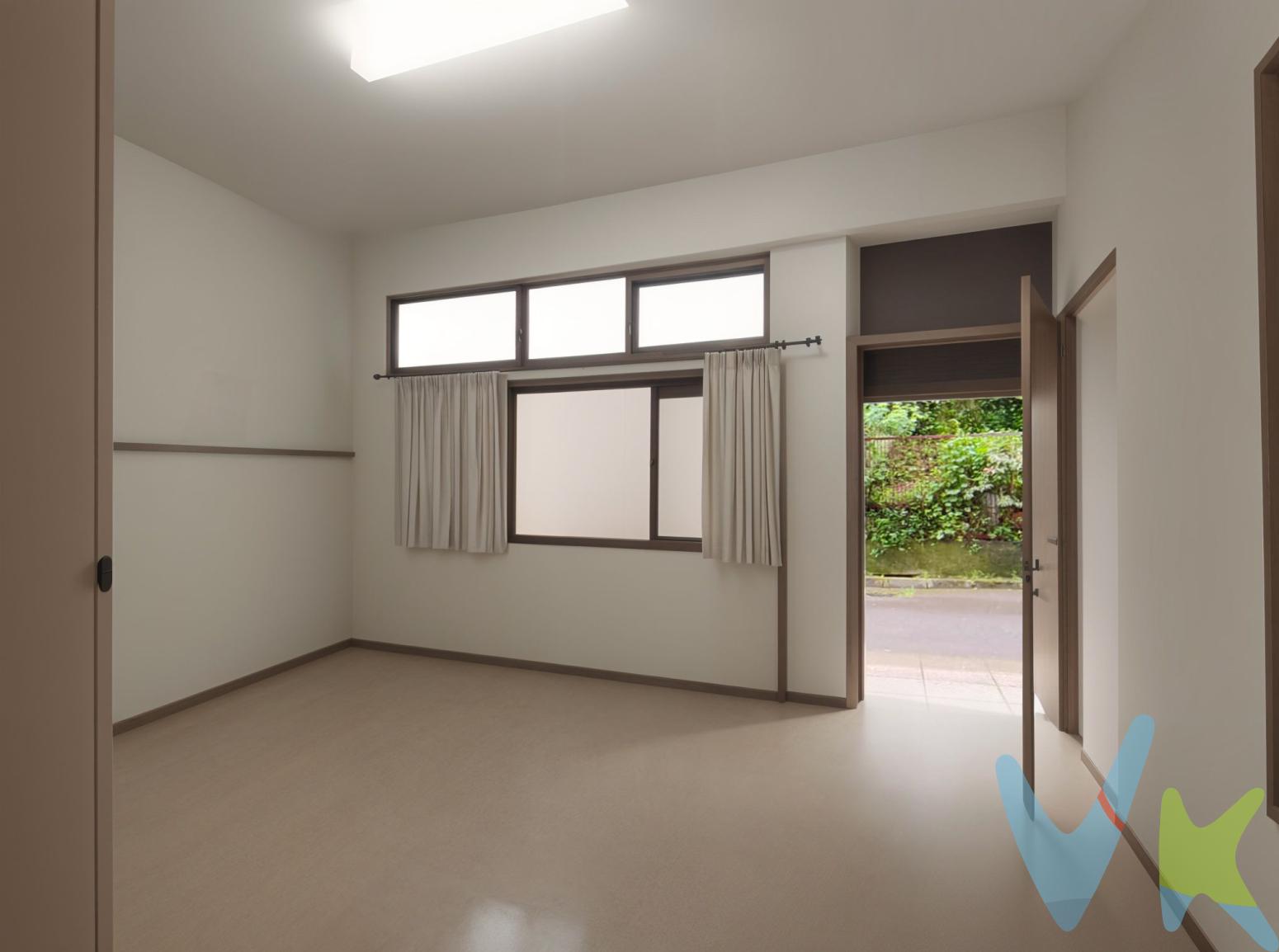 Local comercial en venta en Blimea, San Martín del Rey Aurelio Espacio diáfano adaptado como trastero con gran potencial de aprovechamiento 
Descubre este local/trastero de 70 m² en venta en Calle Velázquez nº 23 01, Blimea (San Martín del Rey Aurelio). Actualmente habilitado como trastero, incluye un espacio cerrado destinado al motor del ascensor del edificio y amplias ventanas que proporcionan excelente iluminación natural. Una opción versátil para inversión o proyecto propio. 
Características destacadas 
Espacio diáfano de 70 m² Zona diáfana principal ideal para adaptarse a diferentes usos: trastero, almacén, taller pequeño o showroom. Los muros libres facilitan reformas y redistribuciones. 
Amplias ventanas Grandes ventanales que aportan luz natural durante todo el día, reduciendo la necesidad de iluminación artificial y generando un ambiente luminoso y atractivo. 
Acceso directo a la calle Con fácil entrada para carga y descarga, ideal para actividades que requieran movilidad de mercancías o herramientas. 
Ubicación estratégica Situado en el centro de Blimea, a pocos metros de la Avenida Libertad y con acceso inmediato a la AS-17. Zona con tráfico regular de peatones y vehículos.
 Precio atractivo Representa una opción competitiva frente al precio medio de locales en la zona  
Imagina la versatilidad de este espacio: el área principal diáfana se adapta a tu proyecto, un trastero privado, un taller artesanal o un pequeño almacén. Las ventanas proporcionan luminosidad constante, creando un ambiente agradable y fresco. Además, el asequible precio facilita la rentabilidad inmediata, tanto para uso propio como para arrendamiento.

Oportunidad única Local/trastero con posibilidades múltiples en Blimea Este local de 70 m² en venta en Blimea es una propuesta muy interesante para distintos perfiles de comprador, gracias a su precio reducido y características particulares:
 Autónomos y emprendedores
Si necesitas un espacio como almacén de herramientas, trastero de material o taller pequeño para labores artesanales (carpintería ligera, ebanistería, reparaciones), este local te brinda la infraestructura adecuada sin grandes costes iniciales.

 Inversores en alquiler de trasteros
La demanda de espacios de almacenamiento aumenta en zonas urbanas pequeñas. Convertir parte del local en unidades de trastero o garaje para clientes cercanos puede generar ingresos estables y recurrentes.

 Startups de logística local
Empresas de mensajería o reparto local que necesiten almacenar temporalmente paquetes o gestionar stock pueden beneficiarse de este espacio bien iluminado y de fácil acceso.

 Propietarios de pequeños negocios
Tiendas en línea, ferreterías o negocios de motor pueden usarlo como depósito auxiliar, con la ventaja de tener ventanas que permiten controlar el interior sin entrar.

Localidad con encanto
Blimea conserva su identidad minera y cuenta con un tejido comercial en crecimiento. Con excelente conexión a Oviedo (34 km) y Gijón (44 km) mediante la AS-17, la localización favorece el flujo constante de potenciales clientes y vecinos que requieren soluciones de almacenamiento y servicios relacionados. La proximidad a servicios básicos, como supermercados y cafeterías, hace que la zona sea atractiva tanto para residentes como para negocios.

En resumen, este local/trastero es perfecto para quien busca un espacio económico y versátil en Blimea, ya sea para uso propio, proyecto emprendedor o inversión rentable en el sector de alquiler de trasteros. Aprovecha la oportunidad de adquirir un inmueble con grandes ventanas, buena ubicación y un precio inmejorable.

 El precio de la propiedad no incluye los gastos de impuesto de transmisiones patrimoniales, notariales ni de registro.