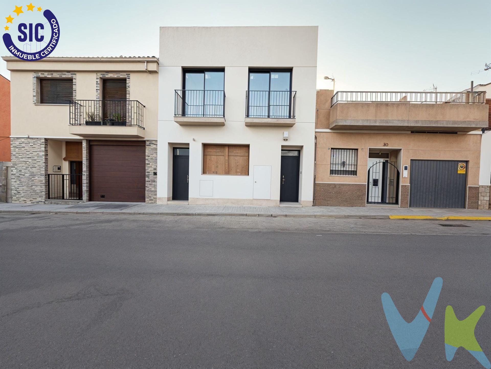 PISO A ESTRENAR CON TERRAZA PRIVADA DE 25 M² EN MONCADA. Planta baja | 105 m² aprox. | 2 dormitorios | 2 baños | Terraza de 25 m² | Personalización de acabados | Entrega: Febrero 2027. ¿Te imaginas estrenar una vivienda diseñada a tu gusto y disfrutar de una espectacular terraza privada de 25 m²?. Te presentamos esta exclusiva oportunidad de adquirir una vivienda de obra nueva en planta baja en Moncada, con una distribución moderna, funcional y la ventaja única de poder personalizar determinados materiales y acabados antes de la entrega. Para que puedas hacerte una idea fiel del proyecto y su potencial:. Fotos e imágenes de SIMULACIÓN (Renders): Muestran cómo quedará la vivienda una vez finalizada la obra y decorada. Fotos del ESTADO ACTUAL: Reflejan el avance real de la construcción. TOUR VIRTUAL: Combina la recreación virtual del espacio terminado con la visión del estado actual de la obra. Con un total de 105 m² construidos aprox., la vivienda destaca por sus espacios amplios y confortables:. Salón-comedor con cocina integrada: Un espacio abierto, diáfano y muy luminoso, pensado para el día a día. 2 Dormitorios: El principal cuenta con baño privado en suite y espacio para vestidor o zona de almacenaje. 2 Baños completos de diseño contemporáneo. Terraza privada de 25 m²: El gran atractivo de la vivienda. Un oasis exterior ideal para crear tu zona de comedor al aire libre, un área de relax, un pequeño jardín o compartir momentos inolvidables. Al estar la finalización prevista para febrero de 2027, aún estás a tiempo de seleccionar determinadas calidades y acabados según tus gustos. Estrena casa adaptada a tu estilo desde el primer día, sin reformas posteriores ni costes añadidos. Obra nueva en Planta Baja. 105 m² construidos aprox. Terraza privada de 25 m². 2 dormitorios (principal con baño en suite y vestidor/trastero). 2 baños completos. Climatización: Aire acondicionado frío/calor. Opciones de personalización de calidades. Calentador de Aerotermia. Fecha de entrega: Febrero 2027. Ubicado en una zona tranquila de Moncada, rodeado de todos los servicios necesarios para el día a día y con excelentes conexiones con Valencia capital. . VENTA:. PVP 299.000€. Gastos e impuestos no incluidos en el precio. La compra conlleva impuestos y gastos de formalización para el comprador. Tratándose de un inmueble de obra nueva, la venta está sujeta al 10% de IVA sobre el precio de compraventa. Asimismo, la compraventa tributa por el Impuesto sobre Actos Jurídicos Documentados (AJD), cuyo tipo general en la Comunidad Valenciana es del 1,5% (pudiendo aplicarse tipos reducidos según las circunstancias personales del comprador u otras circunstancias previstas legalmente). En cuanto a los gastos de notaría y registro, suelen oscilar aprox. entre el 1,5% y el 2,5% (aranceles variables según precio, n.º de copias y complejidad). El comprador elige notario. Si el comprador precisase de hipoteca: tasación, condiciones y costes bancarios serán según entidad elegida por el comprador, así como los gastos de gestoría, y cualesquiera otros gastos inherentes a la formalización de la compraventa que legalmente correspondan a la parte. compradora, salvo pacto expreso en contrario con el vendedor. El consumidor tiene, conforme a la normativa vigente, a su disposición información y documentación adicional relativa al inmueble y condiciones de la compraventa, que podrá ser consultada en C/Joaquín Costa 4, bajo 46005 Valencia. Honorarios de mediación inmobiliaria a cargo del COMPRADOR: (3% del precio final de venta más IVA (21%) salvo salvo otro pacto.); y de VENDEDOR (según acuerdo con el mismo). Se informa al consumidor que la agencia actúa como intermediaria inmobiliaria en la operación, estando cualquier eventual compraventa y sus condiciones sujeta a la aceptación expresa del propietario-vendedor y a la posterior formalización del correspondiente contrato.