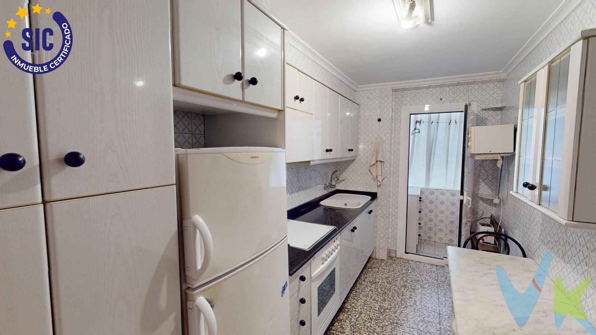 . ¿Buscas una vivienda amplia, bien ubicada y con todos los servicios a tu alcance? ¡Esta es tu oportunidad!. Se vende piso de origen en exclusiva en una de las zonas más demandadas de Castellón de la Plana, junto a La Farola, la Ronda Magdalena y el Paseo Ribalta. ✅ Características principales:. 105 m² construidos (aprox.). Comedor de 21 m² con salida a balcón. Cocina independiente con galería. 3 habitaciones dobles. 1 baño completo + 1 aseo. Buena distribución y muchas posibilidades de reforma. 📍Ubicación privilegiada:. Situada en una zona céntrica y consolidada, rodeada de colegios, farmacias, panaderías, supermercados, restaurantes, y a pocos minutos del casco antiguo. Excelente conexión con el transporte público y servicios. 📢 Información importante:. Este inmueble se comercializa en exclusiva, lo que garantiza una gestión profesional, segura y personalizada. Por favor, abstenerse de molestar a propietarios, ocupantes o vecinos. ✨ Ideal para:. Familias que buscan espacio y ubicación. Inversores que quieran reformar y revalorizar. Personas que desean vivir en el corazón de Castellón. 🔑 ¿Quieres más información o agendar una visita? Contacta con nosotros hoy mismo. 📞 ¡No dejes pasar esta oportunidad y ven a visitarlo!