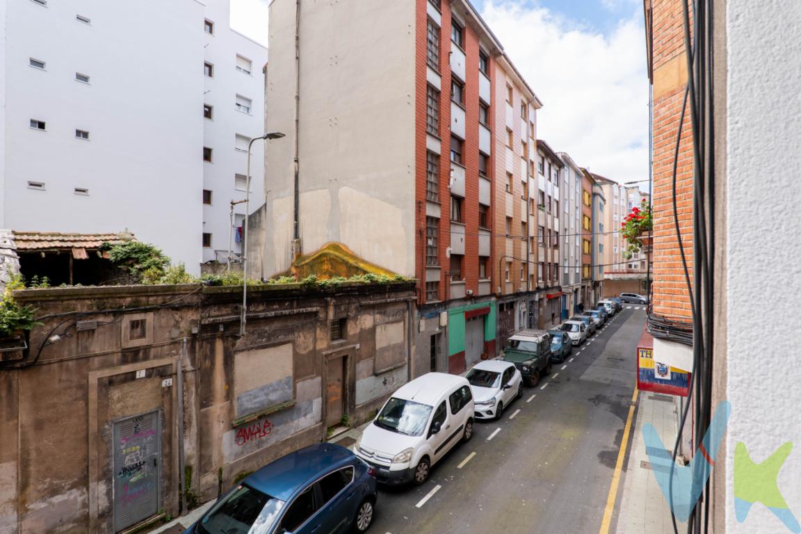 Presentamos esta vivienda situada en calle Fray Ceferino González, en una cuarta planta sin ascensor, ubicada en uno de los barrios más consolidados y con mayor estabilidad de Gijón.  La propiedad se distribuye en dos dormitorios, salón, cocina independiente y baño, con una configuración funcional y potencial de actualización integral, lo que permite adaptar el inmueble a estándares actuales en el futuro.  El inmueble se encuentra arrendado en régimen de renta antigua, lo que implica:   Imposibilidad de realizar visitas interiores en el momento actual    Enfoque de la operación hacia un perfil inversor.El edificio se encuentra en buen estado de conservación, sin obras pendientes, y cuenta con el Informe de Evaluación del Edificio (IEE) favorable realizado en 2018, aportando estabilidad y tranquilidad a la inversión. La vivienda se encuentra para reformar, lo que representa una oportunidad para su revalorización futura una vez se disponga de la posesión del inmueble.  Ubicada en El Llano, una de las zonas más demandadas de Gijón, caracterizada por su:   Excelente nivel de servicios y equipamientos    Amplia oferta comercial y de proximidad    Muy buena conexión con el centro de la ciudad    Alta demanda sostenida tanto en mercado de alquiler como de compraventa. A escasos minutos del antiguo Centro Comercial Pryca (Carrefour), enclave clave dentro del barrio y punto de referencia en la actividad diaria.El Llano destaca por su estabilidad y liquidez inmobiliaria, consolidándose como una de las áreas más seguras para inversión en la ciudad.Una oportunidad orientada a inversores que valoran activos con recorrido, ubicados en entornos consolidados y con potencial de revalorización a largo plazo.  Se informa a los interesados que el precio de venta indicado no comprende los honorarios al comprador de la agencia inmobiliaria, el Impuesto de Transmisiones Patrimoniales (ITP) ni los gastos asociados a la compraventa (notaría, registro de la propiedad y otros.