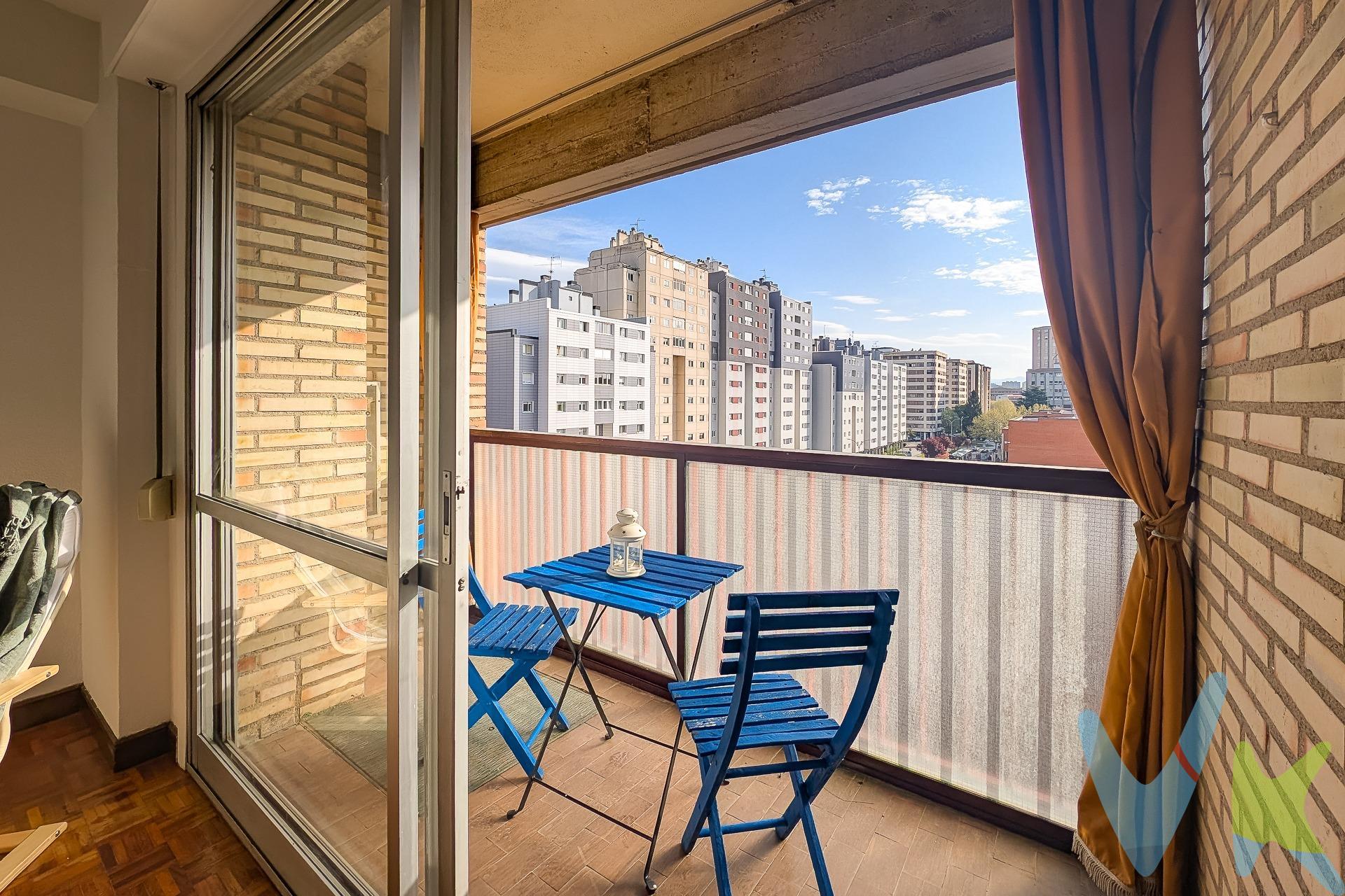 Se vende espacioso piso situado en Barañáin, una de las zonas más demandadas y bien comunicadas del municipio. Una vivienda perfecta para familias que buscan comodidad, amplitud y una ubicación privilegiada. El piso cuenta con cinco habitaciones, lo que ofrece múltiples posibilidades: dormitorios, despacho, cuarto de juegos o zona de estudio. Dispone de dos baños completos, lo que aporta funcionalidad y confort al día a día. La terraza, con muy buena orientación, es ideal para disfrutar del sol, relajarse o incluso comer al aire libre. Además, desde ella se pueden apreciar vistas despejadas, lo que da una gran sensación de amplitud y tranquilidad. El inmueble goza de una excelente orientación, lo que garantiza luz natural durante todo el día. Se trata de una vivienda luminosa y con gran potencial para convertirse en un hogar a medida. Una oportunidad única para vivir en un entorno cómodo y bien conectado, con espacio de sobra para toda la familia. GASTOS E IMPUESTO NO INCLUIDOS.