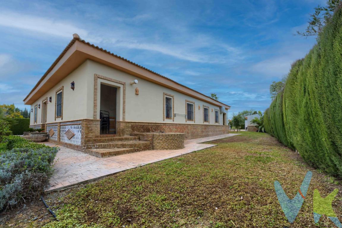 Espectacular propiedad rústica en Pilas, Sevilla. A tan solo 20 minutos de la aldea de El Rocío y a 30 minutos a la capital. Chalet independiente en parcela de 2.500 m², ideal para quienes buscan amplitud, privacidad y una excelente calidad de vida. La vivienda cuenta con 400 m² construidos, distribuidos de manera funcional y luminosa. La propiedad dispone de cinco dormitorios, perfectos para familias grandes o para habilitar espacios de trabajo, y dos baños completos y un aseo de cortesía. La cocina, amplia y bien distribuida, ofrece un entorno cómodo para el día a día. En el exterior, la parcela garantiza tranquilidad y múltiples posibilidades: zonas ajardinadas, área de ocio, y una magnífica piscina privada para disfrutar en familia. Además, cuenta con varios trasteros con gran capacidad de almacenaje y un amplio espacio de aparcamiento, ideal para varios vehículos. Una propiedad única, rodeada de naturaleza y con todas las comodidades, perfecta como residencia habitual o segunda vivienda. Informamos a nuestros clientes que el precio de venta no incluye lo siguiente: Honorarios de la agencia inmobiliaria, impuestos (el Impuesto de Transmisiones Patrimoniales, I.V.A. o A.J.D., en su caso), otros gastos de la compraventa (gastos de registro de la Propiedad, Notaría, gestoría ni de posible financiación). Documento D.I.A. a disposición del consumidor según Decreto 218/2005 Junta de Andalucía.