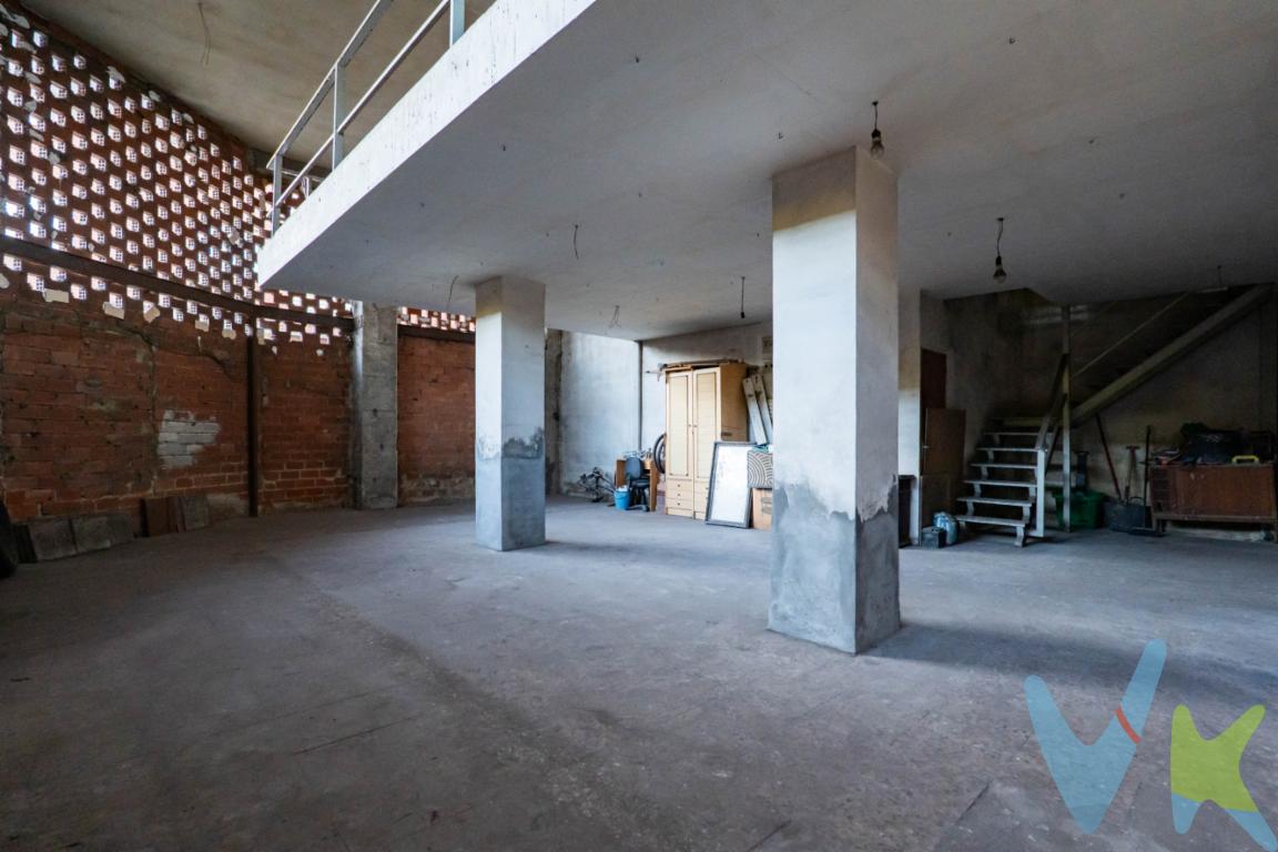 Se vende amplio local en plena Avenida Argentina, una de las zonas más dinámicas y con mejor proyección de La Calzada, rodeada de todos los servicios: supermercados, colegios, transporte público, zonas verdes y a pocos minutos de la playa del Arbeyal.El local cuenta con 92 m² construidos, distribuidos en un espacio diáfano con múltiples posibilidades de reforma. Gracias a su excelente ubicación, fachada amplia y acceso directo desde la calle, es ideal tanto para emprendedores que buscan montar su negocio como para inversores interesados en estudiar un cambio de uso a vivienda.Una inversión con potencial en una de las áreas con mayor crecimiento y vida de la ciudad. Se informa a los interesados que el precio de venta indicado no comprende los honorarios de la agencia inmobiliaria al comprador, el Impuesto de Transmisiones Patrimoniales (ITP) ni los gastos asociados a la compraventa (notaría, registro de la propiedad y otros).