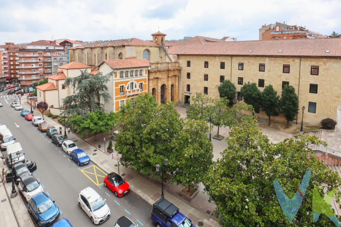¡Sol, vistas y una ubicación privilegiada en el Centro de Oviedo!Te presentamos esta fantástica vivienda situada en la zona de Santo Domingo, a escasos cinco minutos caminando del Ayuntamiento y del emblemático Mercado del Fontán, junto al Colegio de Santo Domingo de Guzmán (Dominicos) y rodeada de todos los servicios necesarios para el día a día: supermercados, comercios, colegios, zonas de ocio y restauración.Ubicada en una quinta planta con ascensor, la vivienda es completamente exterior, excepto el baño, lo que, unido a su excelente orientación sur, le proporciona una magnífica luminosidad durante todo el día. Uno de sus grandes atractivos son sus espectaculares vistas panorámicas y despejadas a zonas verdes y al Convento de Santo Domingo, un entorno tranquilo y muy agradable.La vivienda se distribuye en tres dormitorios, salón con acceso a una agradable terraza, cocina independiente y un baño.Como valor añadido, el salón y la cocina son estancias contiguas, lo que ofrece la posibilidad de unir ambos espacios y crear una amplia y moderna zona de concepto abierto, ganando amplitud, luminosidad y funcionalidad.Se trata de una vivienda ideal para familias, gracias a sus tres dormitorios, al ascensor, a la cercanía del Colegio de los Dominicos, de otros centros educativos y de un parque infantil, todo ello en un entorno rodeado de zonas verdes. Además, su distribución ofrece la posibilidad de integrar el salón y la cocina en un único espacio abierto, una solución cada vez más demandada para disfrutar de la vida familiar. Al mismo tiempo, es una excelente opción para quienes desean vivir a un paso del centro de Oviedo sin renunciar a la tranquilidad que ofrece esta zona residencial.Una oportunidad única para disfrutar de una ubicación privilegiada, mucha luz natural y unas vistas que marcan la diferencia. ¡Ven a visitarlo y descubre todo su potencial!El precio de venta no incluye impuestos ni gastos de compraventa (notaría, registro de la propiedad, gestoría, etc.). El comprador abonará a la agencia honorarios por servicios de mediación y gestión del 2% del precio de venta + IVA.El consumidor tiene derecho a solicitar a la agencia inmobiliaria información y documentación adicional relativa al inmueble y a las condiciones de la compraventa. Cualquier compraventa y sus condiciones quedan sujetas a la aceptación expresa del vendedor del inmueble y a la posterior formalización del correspondiente contrato.El presente anuncio tiene carácter meramente informativo y no contractual, pudiendo la información mostrada variar o actualizarse.