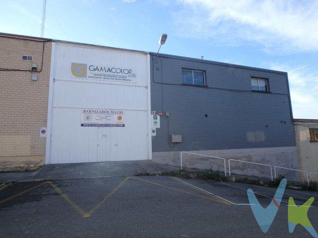 Ocasión de comprar una nave industrial en una ubicación privilegiada por su buena comunicación, acceso directo a la ronda norte. Nave industrial en el Polígono de Barañáin con una superficie de 314 mt2, en la actualidad se ejerce la actividad de lacados y pintura con una distribución en planta baja de zona vestuarios, descanso y comedor (esta zona dispone de calefacción y aire acondicionado), 1 baño, almacén + zona dividida en varios apartados para realizar diferentes trabajos de pintura y una primera planta con oficina. Se puede realizar cualquier actividad comercial por su ubicación o igualmente se podría hacer cualquier actividad industrial ya que la distribución está instalada con pladur y se podía quedar diáfana dependiendo de las necesidades.de la actividad a desarrollar. Tiene 1 acceso por la fachada principal con una puerta basculante y eléctrica
Si estás pensando en una nave para poder montar tú negocio, la versatilidad que ofrece esta nave es especialmente buena, no lo pienses más y ven a visitarla!!
En el precio NO están incluidos gastos impuestos, notaría y registro.