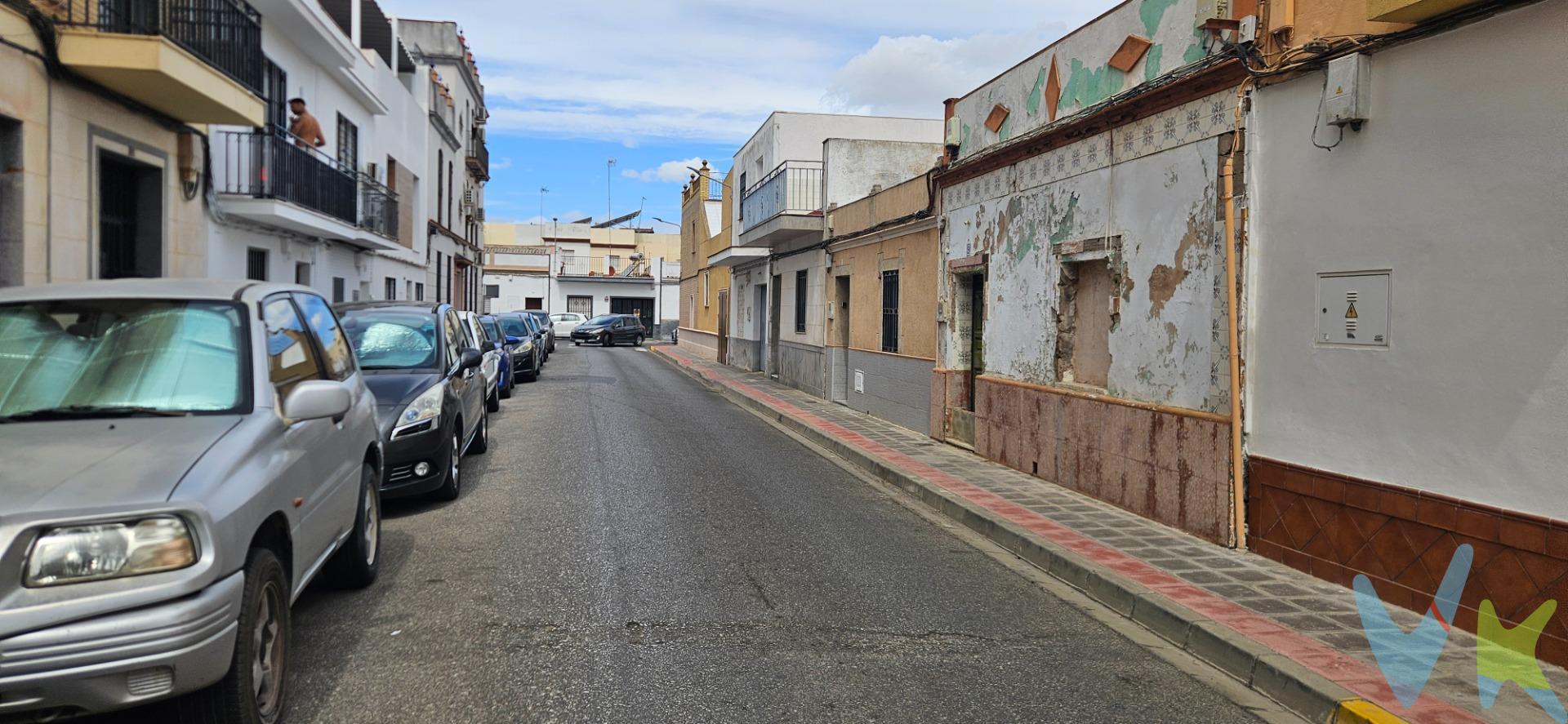 PARCELA URBANA DE 163 M² CON POSIBILIDAD DE CONSTRUIR BAJO + 1 PLANTA EN DOS HERMANAS. Oportunidad para autopromotores, inversores y profesionales de la construcción que busquen desarrollar un nuevo proyecto residencial en una zona urbana consolidada de Dos Hermanas. La finca cuenta con una parcela de 163 m² y una edificación existente de 102 m² construidos, de uso residencial y con año de construcción 1955. Actualmente, la construcción presenta un estado de conservación muy deficiente, por lo que debe contemplarse como inmueble para rehabilitación integral o demolición, siendo el principal valor de la propiedad su parcela y su potencial de aprovechamiento. Según la información urbanística facilitada, existe la posibilidad de construir planta baja + 1 planta, lo que incrementa notablemente las posibilidades de desarrollo de la finca. Una propiedad especialmente interesante para quien quiera partir prácticamente desde cero, plantear una nueva vivienda a medida o estudiar un proyecto inmobiliario con mayor aprovechamiento del solar. La edificación existente dispone actualmente de diferentes estancias interiores, patio, azotea y construcciones auxiliares, aunque por su estado no se comercializa como una vivienda convencional para reformar, sino como una oportunidad de suelo urbano con edificación de valor residual. Características principales: Parcela: 163 m²-Superficie construida actual: 102 m²-Fachada: 6 mtrs-Fondo: 27 mtrs. Uso residencial-Suelo urbano-Año de construcción: 1955-Estado: rehabilitación integral o demolición-Posibilidad de edificación: planta baja + 1 plantas. Importante: cualquier actuación, demolición, nueva construcción, edificabilidad, ocupación y distribución del proyecto deberá ajustarse a la normativa urbanística vigente y quedar sujeta a la correspondiente comprobación técnica y licencia municipal. En cumplimiento de las obligaciones de información previstas Disp. final 3ª de la Ley 10/2025, de 28 de diciembre, de servicios de atención a la clientela y transparencia, así como en la normativa sectorial vigente, y RD 218/2005 de Inf. de la Junta de Andalucía, el precio indicado no incluye los gastos e impuestos inherentes a la adquisición, los cuales se desglosan estimados o con posibilidad de calcularlos a continuación; los gastos más ajustados serán dados en el D.I.A. en la visita a inmuebles, o antes. *Gastos de Notaría: La Minuta se calculará según al arancel notarial oficial: Anexo I, del Real Decreto 1426/1989, de 17 de noviembre. Enlace: notariared.com/calculadora-gastos-compra-vivienda/. *Gastos de Registro de la Propiedad: La inscripción se facturará según el arancel oficial: ANEXO I, del Real Decreto 1427/1989, de 17 de noviembre. Igual enlace anterior. *Gastos de Gestión (Gestoría): Los honorarios por la tramitación administrativa, liquidación de impuestos e inscripción registral ascienden de forma estimativa a [363 € aprox.] (IVA incluido), aunque depende de cada caso, y su dificultad. *Honorarios Agencia del Vendedor: incluidos en el PVP. *Honorarios Agencia del comprador: La agencia prestará los servicios de información, asesoramiento y acompañamiento previstos en el Encargo de Servicios y en el D.I.A. Si solicita servicios adicionales o personalizados, sus honorarios serán informados previamente, de forma individualizada y por escrito, conforme a la libertad de pactos y a la normativa vigente. *Si necesita Financiación, su banco le informará. *Impuesto sobre Transmisiones Patrimoniales (ITP): Se aplicará el tipo impositivo vigente en Andalucía (generalmente el 7%, sin perjuicio de tipos reducidos del 2,5% etc, aplicables según las circunstancias personales del comprador o las características del inmueble). El impuesto se devenga sobre el superior entre: 1.- Valor de Referencia de Catastro; y 2.- Precio de venta. Puede calcular su situación personal en el portal oficial de la A.T. de Andalucía. enlace: juntadeandalucia.es/organismos/economiahaciendayfondoseuropeos/areas/tributos-juego/tributos