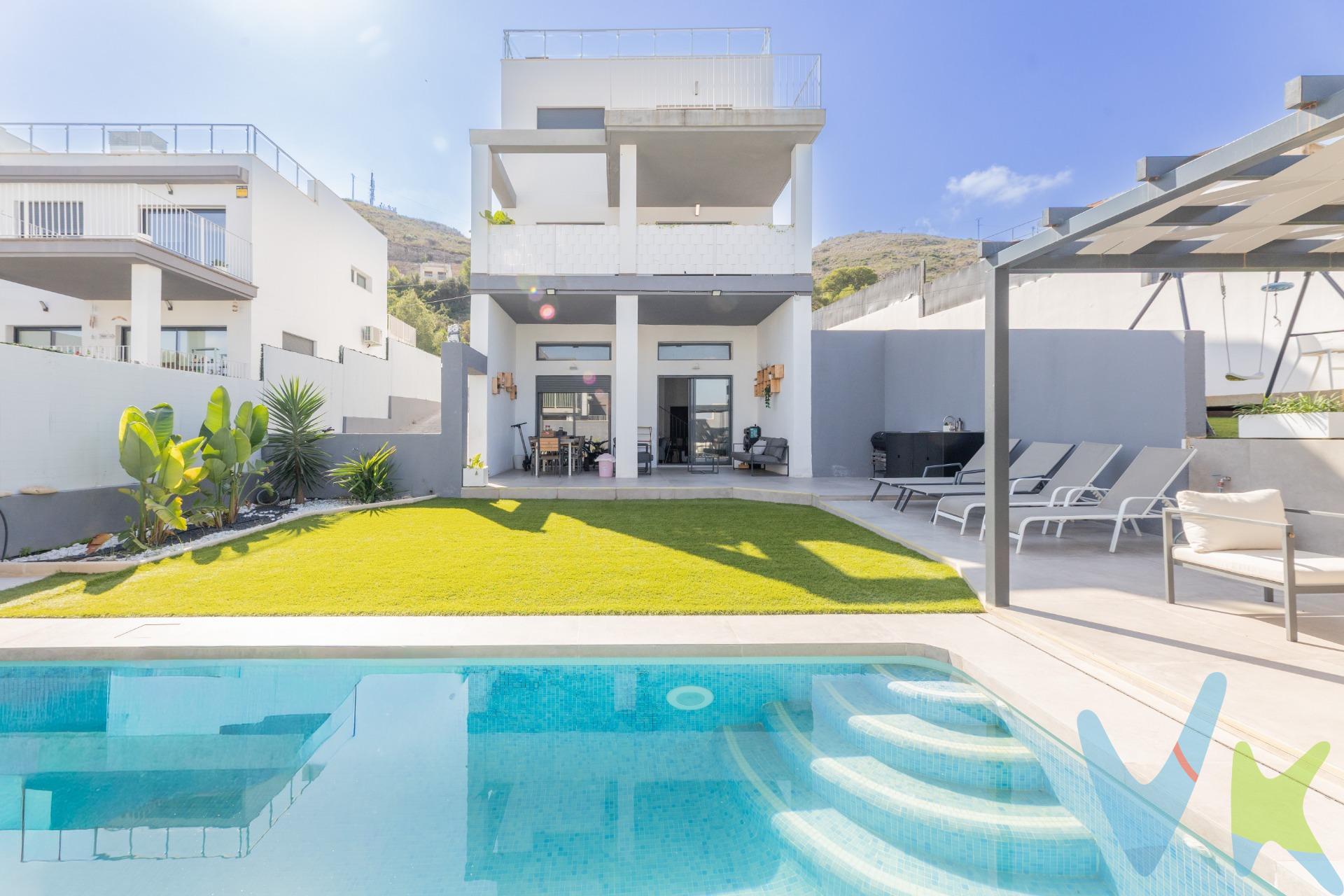 Espectacular chalet semi-nuevo en la exclusiva zona de Cumbres de Calicanto, junto al Colegio Internacional de Levante. Una vivienda moderna, luminosa y en perfecto estado, lista para entrar a vivir, que combina diseño, confort y una ubicación privilegiada con impresionantes vistas panorámicas. Cuenta con 201 m² distribuidos en tres plantas: en la principal, amplio salón-comedor de 45 m², cocina independiente de 10 m² y baño completo como nuevo. En las plantas superiores, habitaciones amplias y luminosas, suite principal con baño y terraza privada con vistas espectaculares. Acabados de alta calidad, espacios reformados con gusto y una orientación ideal que aporta luz durante todo el día. Zona residencial tranquila, segura y bien comunicada, a solo 15 minutos de Valencia y del aeropuerto. La descripción y los datos del presente inmueble tienen carácter meramente informativo y en ningún caso contractual. En el precio de la vivienda no están incluidos los honorarios de agencia, gastos de compraventa y/o financiación. Por mandato expreso del propietario, comercializamos este inmueble en exclusiva compartida, lo que garantiza un servicio de calidad, un trato fácil y personalizado, una gran difusión en nuestras redes compartidas y sin interferencias de terceros. Por este motivo se ruega no molestar al propietario, a los ocupantes de la propiedad, a los vecinos o conserjes del edificio si los hubiera. Si eres una agencia, llámanos colaboraremos contigo. Muchas gracias. Spectacular semi-new villa in the exclusive area of Cumbres de Calicanto, next to the Levante International School. A modern, bright home in perfect condition, ready to move into, combining design, comfort, and a privileged location with impressive panoramic views. It features 201 m² distributed over three floors: on the main floor, a spacious 45 m² living-dining room, an independent 10 m² kitchen, and a full bathroom in like-new condition. On the upper floors, large and bright bedrooms, a master suite with bathroom and a private terrace offering stunning views. High-quality finishes, tastefully renovated spaces, and an ideal orientation providing natural light throughout the day. Located in a quiet, safe, and well-connected residential area, just 15 minutes from Valencia and the airport. Великолепный, почти новый дом в престижном районе Cumbres de Calicanto, рядом с Международной школой Леванте. Современное, светлое и идеально сохранившееся жильё, готовое к заселению. Дом сочетает в себе дизайн, комфорт и привилегированное расположение с впечатляющими панорамными видами. Общая площадь 201 м², распределена на три этажа: на основном — просторная гостиная-столовая 45 м², отдельная кухня 10 м² и полностью оборудованная ванная комната в отличном состоянии. На верхних этажах — большие и светлые спальни, главная спальня с ванной комнатой и частной террасой с захватывающим видом. Отделка высокого качества, помещения со вкусом отремонтированы, идеальное расположение дома обеспечивает естественное освещение в течение всего дня. Тихий, безопасный и хорошо связанный жилой район, всего в 15 минутах от Валенсии и аэропорта.