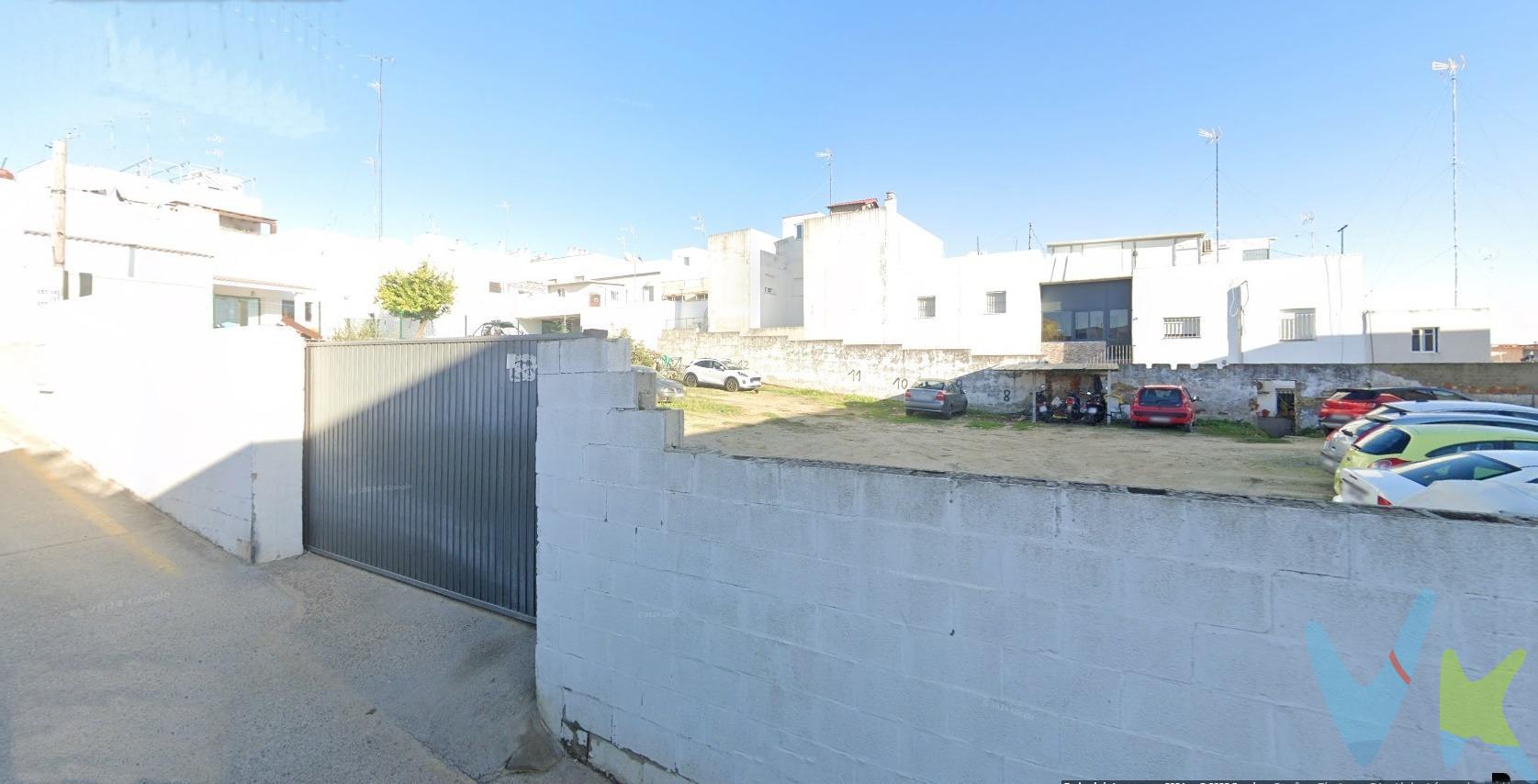 Presentamos una excepcional oportunidad para inversores y desarrolladores interesados en el sector inmobiliario. Esta parcela urbana, que abarca un total de 746 metros cuadrados, se encuentra situada en una ubicación estratégica que promete alto potencial de crecimiento y rentabilidad. El terreno cuenta con un proyecto para la construcción de hasta 19 viviendas, lo cual representa no solo una inversión sólida sino también la posibilidad realista de contribuir al desarrollo habitacional en la zona. La proximidad a servicios esenciales como transporte público, escuelas y comercios aumenta aún más su atractivo tanto para futuros compradores o inquilinos como para quienes buscan diversificar su portafolio inmobiliario. No deje pasar esta oportunidad única; contáctenos hoy mismo para obtener más información sobre este prometedor proyecto urbanístico. Comercializamos este inmueble en exclusiva, lo que le garantiza el acceso a toda la información y un servicio de calidad único y personalizado. En cumplimiento del Decreto de la Junta de Andalucía 218/2005 del 11 de Octubre, se informa al cliente que los gastos notariales, registrales, ITP y otros gastos inherentes a la compraventa no están incluidos en el precio. Igualmente disponemos del Documento Informativo Abreviado de la Propiedad (D.I.A) , y de un Seguro de Caución para garantizar las cantidades entregadas a nuestra Agencia en concepto de Reserva y/o Arras. . 