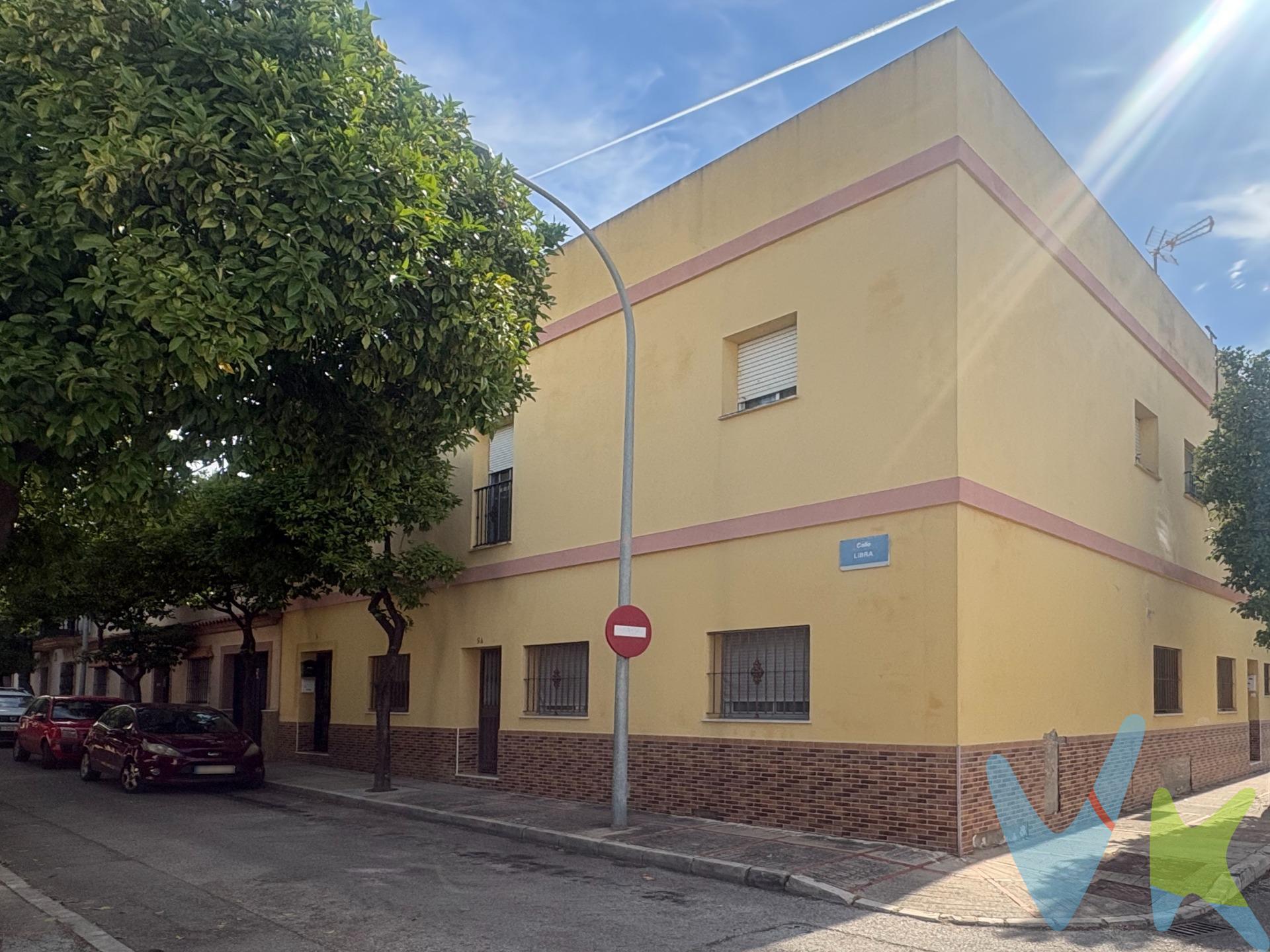 Situado en la Barriada de la Milagrosa, encontramos este acogedor piso que destaca por su amplia azotea de 89 m². Este espacio exterior es ideal para disfrutar del sol durante todo el día y organizar encuentros al aire libre con amigos y familiares. El inmueble se caracteriza por su luz, lo cual crea un cálido ambiente en cada una de sus estancias. Además, está listo para entrar a vivir sin necesidad de realizar reformas adicionales; simplemente trae tus pertenencias y comienza tu nueva vida aquí. La ubicación ofrece fácil acceso a comercios locales, transporte público y servicios básicos necesarios para el día a día. No pierdas esta oportunidad única de adquirir una propiedad tan bien situada. ¡NO LO DUDES Y LLAMANOS! TE LA MOSTRAREMOS ENCANTADOS.. Disponemos del Documento Informativo Abreviado de la propiedad (D.I.A), según Decreto 218/2005, de 11 de octubre. La Agencia Inmobiliaria también dispone de Seguro de Caución, para la garantía y protección de las cantidades económicas entregadas como señal para la reserva de una vivienda. Así mismo, informamos que los gastos Notariales, Registrales, ITP, Honorarios de la Agencia y otros gastos inherentes a la compraventa no está incluidos en el precio. Por mandato expreso del propietario, comercializamos este inmueble en exclusiva compartida, lo que le garantiza el acceso a toda la información, a un servicio de calidad, un trato fácil, sencillo y sin interferencias de terceros. Por este motivo, se ruega no molestar al propietario, a los ocupantes de la propiedad o a los vecinos. Muchas gracias por su comprensión