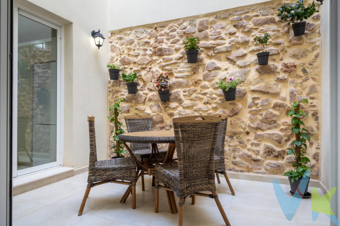  Amplia casa de 258 m² con 5 habitaciones, 4 baños, garaje y terraza en PuçolDescubre esta magnífica vivienda situada en una tranquila zona residencial de Puçol, una casa ideal para quienes buscan amplitud, comodidad y versatilidad, sin renunciar a una ubicación práctica y bien comunicada.Con 258 m² construidos, la propiedad destaca por sus espacios amplios, luminosos y bien distribuidos, ofreciendo múltiples posibilidades para adaptarse a las necesidades de cada familia.La vivienda cuenta con 5 habitaciones y 4 baños, además de estancias que pueden utilizarse como despacho, zona de estudio, habitación de invitados o sala de ocio.Una última planta con muchas posibilidadesUno de los grandes atractivos de esta vivienda es su última planta, completamente equipada, que dispone de cocina, salón-comedor, baño, habitación y terraza. Un espacio independiente , perfecto para disfrutar de mayor privacidad, recibir invitados, crear una zona para familiares o incluso disponer de un espacio adicional para el día a día.Una ubicación cómoda y bien comunicadaLa vivienda se encuentra en una zona tranquila de Puçol, con todos los servicios necesarios para disfrutar de una vida cómoda.A pocos minutos a pie encontrarás paradas de autobús y la estación de tren de Puçol, facilitando los desplazamientos por el municipio y la conexión con Valencia y otras localidades cercanas.Además, Puçol ofrece una amplia variedad de servicios y equipamientos, como colegios, centros de salud, supermercados, comercios, restaurantes y diferentes opciones de ocio, combinando la tranquilidad de un entorno residencial con la proximidad a Valencia. ?Visite el reportaje fotográfico, el tour virtual, el vídeo y los planos disponibles* para conocer todos los detalles.El precio del inmueble no incluye los honorarios de la agencia que ascienden al 3% del precio final del inmueble, (con un mínimo de 3.000EUR), ni los gastos de notaría y registro de la propiedad (que están sujetos a aranceles y varían dependiendo del precio de escrituración), ni los impuestos (que en la Comunitat Valenciana varían dependiendo del precio del inmueble y de las características personales del comprador).Por mandato expreso del propietario, comercializamos este inmueble en exclusiva, por lo que garantizamos un servicio de calidad, un trato fácil, sencillo y sin interferencias de terceros. Por este motivo, se ruega no molestar al propietario, a los ocupantes de la propiedad, a los vecinos, o conserjes del edificio o urbanización si los hubiera. Muchas gracias por su comprensión. La oferta está sujeta a cambios de precio o retirada del mercado sin previo aviso. Este anuncio en su conjunto, incluyendo textos, fotos, imágenes o cualquier otro contenido del mismo, no es vinculante dado que la información es ofrecida por terceros y puede contener errores. Se muestra a título informativo y no contractual.Este inmueble se vende en cuerpo cierto y las medidas expuestas en el anuncio son aproximadas.Agencia Registrada con el N.º 1844 en el Registro Obligatorio de Agentes Inmobiliarios de la Comunidad Valenciana. Puede consultar en la web de la GVA.