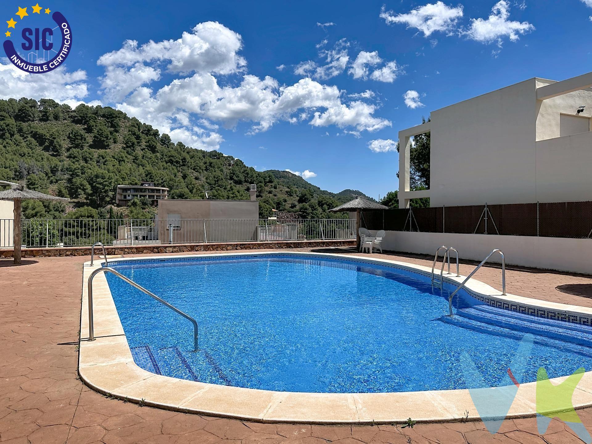 No busco a cualquiera. Busco a personas que sepan disfrutar de la calma. Personas que cambien el ruido por el sonido de los árboles, que valoren abrir las ventanas y respirar aire limpio cada mañana. Que disfruten de la naturaleza, de las sobremesas largas en la terraza y de vivir sin prisas. Estoy en Serra, muy cerca de la Sierra Calderona, en una pequeña y tranquila urbanización con piscina comunitaria, rodeada de montaña y serenidad. Un lugar perfecto tanto para quienes buscan su hogar habitual como para quienes sueñan con una segunda residencia donde desconectar de verdad. Tengo 120 m² construidos (100 m² útiles) y una parcela de 130 m² donde cada rincón invita a disfrutar de una vida más pausada. Nada más entrar, te recibo con un pequeño jardín delantero que aporta intimidad y encanto. En mi planta baja encontrarás un amplio y luminoso salón-comedor donde imagino conversaciones interminables y tardes tranquilas junto a la luz natural. También tengo una cocina independiente, un aseo de cortesía y acceso a mi terraza trasera, más amplia y perfecta para cenas de verano, momentos al sol o simplemente para parar y respirar. En la planta superior guardo mi zona más íntima: tres dormitorios dobles, uno de ellos con baño en suite, pensados para descansar, desconectar y despertar cada día con la tranquilidad de vivir rodeado de naturaleza. No soy solo una vivienda. Soy ese lugar al que apetece volver. Quizá porque aquí el tiempo pasa de otra manera. VENTA:. PVP 245.000€. Gastos e impuestos no incluidos en el precio. La compra conlleva impuestos y gastos de formalización para el comprador. A título orientativo se informa que en segundas transmisiones el ITP con carácter general en Valencia es del 10%, pudiendo existir otros tipos impositivos atendiendo a las circunstancias personales del comprador u otras circunstancias previstas legalmente. Base imponible del impuesto el mayor valor entre el precio de compraventa, la tasación o el valor de referencia catastral. En cuanto a los gastos de notaría y registro, en su caso, suelen oscilar aprox. entre 1,5% y 2,5% (aranceles variables según precio, n.º de copias y complejidad). El comprador elige notario. Si el comprador precisase de hipoteca: tasación, condiciones y costes bancarios serán según entidad elegida por el comprador, así como los gastos de gestoría, y cualesquiera otros gastos inherentes a la formalización de la compraventa que legalmente correspondan a la parte compradora, salvo pacto expreso en contrario con el vendedor. El consumidor tiene, conforme a la normativa vigente, a su disposición información y documentación adicional relativa al inmueble y condiciones de la compraventa, que podrá ser consultada en C/Joaquín Costa 4, bajo 46005 Valencia o urbe2@remax.es. Honorarios de mediación inmobiliaria a cargo del COMPRADOR: (3% del precio final de venta más IVA (21%), salvo otro pacto.); y de VENDEDOR (según acuerdo con el mismo). Se informa al consumidor que la agencia actúa como intermediaria inmobiliaria en la operación, estando cualquier eventual compraventa y sus condiciones sujeta a la aceptación expresa del propietario-vendedor y a la posterior formalización del correspondiente contrato.
