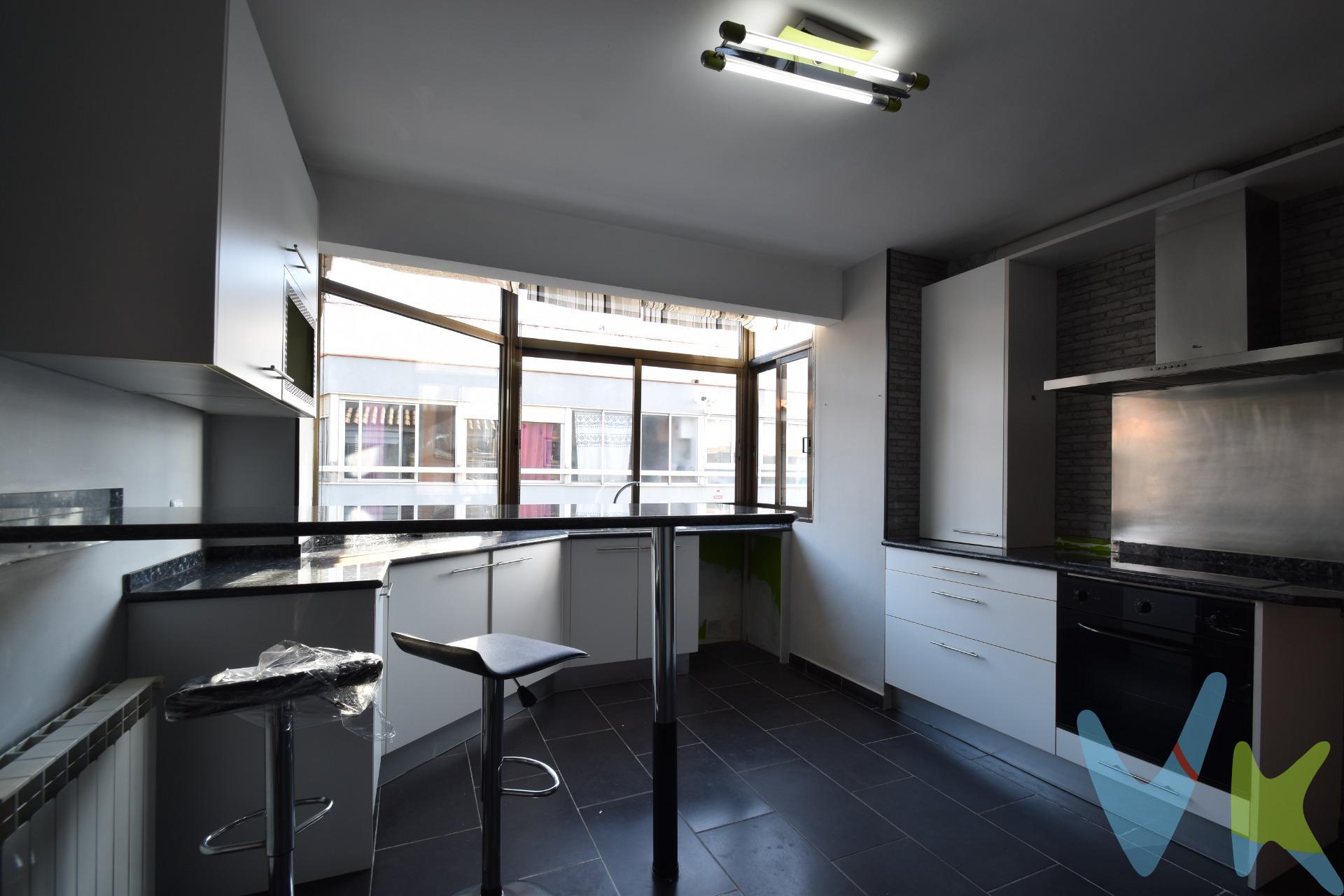 Amplitud Exclusiva: 3er piso con ascensor de 146 m² . ¡Espacio, luz y privacidad a cinco minutos caminando de la Rambla Principal de Vilanova!. Si buscas metros reales y la tranquilidad de vivir en una finca semiprivada, este piso es una pieza única en la zona. Olvídate de comunidades masificadas: aquí solo compartirás edificio con otros dos vecinos. Sus dimensiones extraordinarias de 146 m² construidos son una garantía de distribución pensada para el confort. La zona de noche de 4 dormitorios amplios (3 de ellos dobles), es ideal para familias grandes o para quienes necesitan un despacho espacioso. Gran cocina totalmente equipada, con espacio de sobra para los amantes de la gastronomía. Salón con salida a balcón, luminoso y con vistas a una calle tranquila. Estado Impecable Acabados de calidad con persianas eléctricas, toldos, calefacción y prácticos armarios empotrados. Ubicación estratégica, justo al lado del CAP de Sant Joan y del Instituto Manuel de Cabanyes. Un piso impecable, amplio y con la luz que solo un tercer piso puede ofrecer. No hay otro igual por metros y ubicación en Vilanova. Vilanova i la Geltrú es una ciudad costera llena de vida todo el año, de más de 6km de playa de arena fina, muy bien comunicada y situada solo a 40' de Barcelona y 20' del aeropuerto. El precio no incluye impuestos (ITP, IVA i AJD), ni los gastos de notario ni los de registro. 