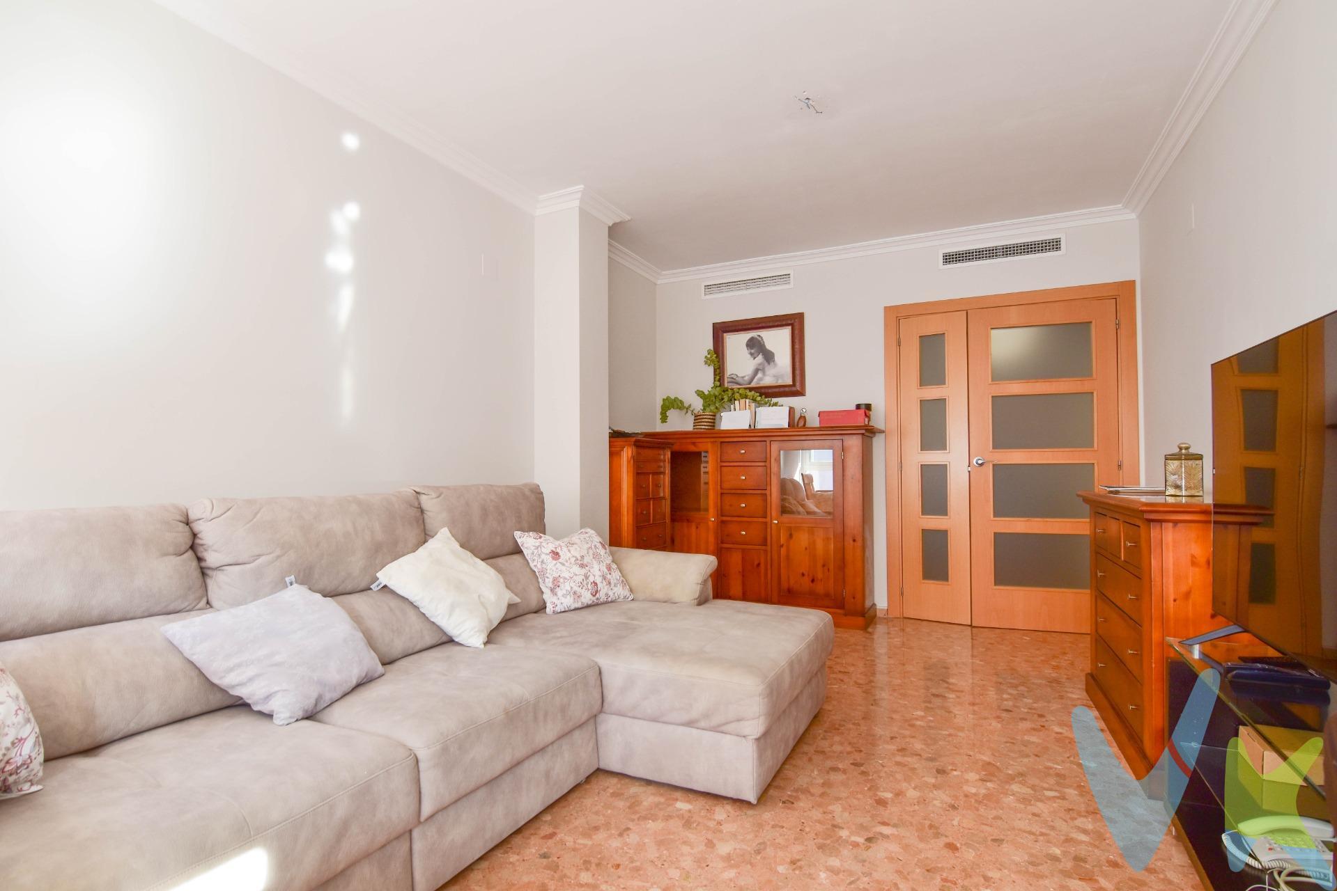 Te presentamos esta magnífica oportunidad de adquirir una vivienda seminueva, ideal para quienes buscan comodidad, luminosidad y una ubicación privilegiada. El piso cuenta con 2 amplias habitaciones dobles y 2 baños, ofreciendo un espacio cómodo y funcional, perfecto tanto para parejas como para pequeñas familias o para quienes desean invertir en una vivienda con grandes posibilidades. Destaca por su luminosidad y por encontrarse en una excelente zona de Paiporta, rodeada de todo tipo de comercios, supermercados, servicios y todo lo necesario para disfrutar del día a día sin necesidad de grandes desplazamientos. Una vivienda que combina calidad de vida, comodidad y una ubicación excelente, en un entorno ideal para disfrutar de todas las ventajas de vivir en Paiporta. ✨ ¡No dejes escapar esta oportunidad y ven a visitarlo! Tu próximo hogar te está esperando. Si quieres, también puedo prepararte una versión más comercial y llamativa para publicar en Idealista, Fotocasa o las redes sociales, con un título que capte la atención de los compradores. Nota: Agencia Registrada con el Nº 1395 en el Registro Obligatorio de Agentes Inmobiliarios de la Comunitat Valenciana, consultable en la web de la Generalitat Valenciana. La oferta está sujeta a cambios de precio o retirada del mercado sin previo aviso. La información contenida en el presente anuncio se facilita a título meramente informativo y no contractual, los datos, descripciones, superficies, imágenes y cualquier otro contenido del mismo pueden estar sujetos a errores u omisiones al ser facilitados por terceros. El precio de venta publicado no incluye los honorarios de intermediación inmobiliaria, ni los impuestos legalmente aplicables (IVA o ITP), ni los gastos derivados de la compraventa, tales como notaría, registro y gestoría, ni aquellos derivados de la financiación, en caso de existir. Por mandato expreso del propietario, este inmueble se comercializa en régimen de exclusiva, garantizando al interesado un acceso completo a la información y una gestión profesional, transparente y sin interferencias de terceros. Se ruega no molestar al propietario, a los ocupantes del inmueble ni a los vecinos. Agentes inmobiliarios con cliente interesado pueden contactar con la agencia para colaborar. Nuestro departamento financiero puede conseguir tu financiación. ¡Consúltanos!