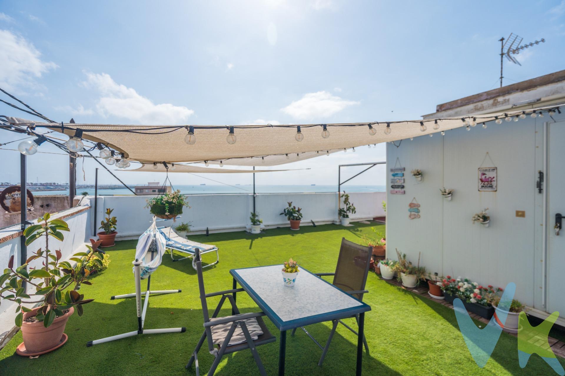 Hay viviendas que destacan por sus metros y otras que lo hacen por todo lo que te permiten disfrutar. Esta propiedad, situada en una quinta planta en Pinedo, combina amplitud, luz, tranquilidad y unas magníficas vistas al Mediterráneo. . La vivienda ha sido reformada y cuenta con una distribución cómoda y funcional. Dispone de cuatro amplios dormitorios dobles y una quinta habitación, además de dos baños completos. El bonito recibidor da paso al salón-comedor que se convierte en uno de los espacios más especiales de la vivienda gracias a su gran puerta corredera de madera, que conecta directamente con un balcón alargado orientado al este. Desde aquí podrás disfrutar de unas espectaculares vistas abiertas a Pinedo y a todo el mar, convirtiendo cada mañana en un auténtico privilegio. La cocina es amplia y funcional, perfecta para el día a día. La vivienda dispone de calefacción mediante radiadores de gas ciudad y cuatro splits de aire acondicionado, garantizando el confort durante todo el año y una gran capacidad de almacenamiento . Además, cuenta con una terraza comunitaria en la cubierta del edificio, un espacio perfecto para disfrutar de las vistas a Pinedo y al Mediterráneo, organizar cenas, compartir veladas de verano o simplemente relajarse al aire libre. La finca es tranquila y se encuentra en una ubicación privilegiada, en Pinedo, una localidad costera que permite disfrutar de la tranquilidad de vivir junto al mar sin renunciar a la cercanía de Valencia. Sus playas, el paseo marítimo, la huerta, los restaurantes y la gastronomía local forman parte de un entorno donde el estilo de vida mediterráneo se disfruta durante todo el año. Su proximidad a la ciudad permite además desplazarse fácilmente para disfrutar de todos sus servicios y comodidades. Como opción adicional, existe la posibilidad de alquilar una plaza de garaje situada justo enfrente de la vivienda por 50 € al mes, aportando un extra de comodidad para el día a día. Una vivienda amplia, con unas vistas privilegiadas, perfecta para quienes buscan espacio, tranquilidad y la posibilidad de disfrutar del mar como parte de su vida cotidiana. Un hogar donde cada amanecer tiene el Mediterráneo como escenario y donde vivir Pinedo se convierte en una auténtica forma de disfrutar. “El inmueble está disponible para visitas a partir de septiembre por petición de la propiedad".  .  --------------------.  Por mandato expreso del propietario, comercializamos este inmueble en exclusiva, lo que le garantiza el acceso a toda la información, a un servicio de calidad, un trato fácil, sencillo y sin interferencias de terceros. Por este motivo, se ruega no molestar al propietario, a los ocupantes de la propiedad o a los vecinos. Muchas gracias por su comprensión. Si usted es agente inmobiliario y tiene un cliente para este inmueble, llámenos: estaremos encantados de colaborar.