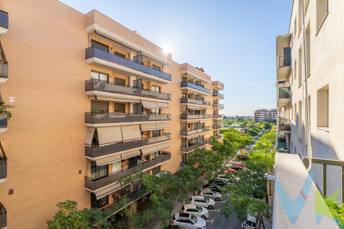 Te presentamos este piso en la zona de Mas Iglesias, uno de los barrios más valorados de Reus por su ambiente familiar, sus zonas verdes y la buena comunicación con el centro y las principales salidas de la ciudad.La vivienda cuenta con 3 habitaciones espaciosas (1 tipo suite) y 2 baños completos, todos en muy buen estado y listos para entrar a vivir.La cocina tipo office, amplia y cómoda, permite comer en el mismo espacio con total confort. El salón-comedor, luminoso y espacioso, conecta con un balcón exterior con vistas al mar, perfecto para desconectar en cualquier momento del día.Dispone de calefacción centralizada a gas mediante radiadores en todas las estancias y con excelente ventilación, garantizando confort durante todo el año.El piso incluye un garaje grande en la misma finca y un trastero generoso, dos extras muy valorados en esta zona. El edificio, además, cuenta con ascensor.Si buscas un hogar moderno, con espacios prácticos y en una zona tranquila y bien comunicada de Reus, esta es una gran oportunidad. A que esperas, llámanos y te lo explicamos con detalle.