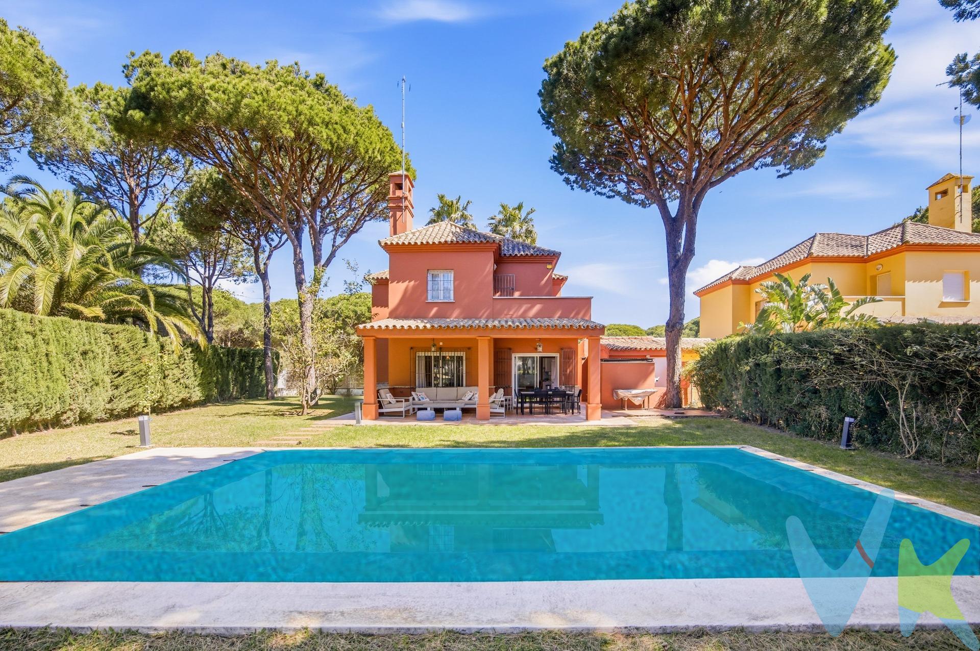 ¿Sueñas con un hogar que combine la elegancia de una propiedad exclusiva con la calidez de un auténtico refugio familiar? Te abrimos las puertas de este extraordinario chalet independiente, ubicado en una de las zonas más deseadas, prestigiosas y tranquilas del Novo Sancti Petri. Un lugar donde la majestuosidad de la arquitectura y la belleza de la naturaleza se fusionan para ofrecerte la calidad de vida que tu familia merece. Rodeado de frondosos pinos y a tan solo 2.000 metros de las aguas cristalinas del mar, este chalet es un canto a la privacidad, la paz y el bienestar. 🌳 Un paraíso exterior: Amplias zonas verdes y tu gran piscina privada. El exterior de esta propiedad es, sencillamente, espectacular. Con una parcela privada y totalmente vallada de 700 m², tendrás tu propio pulmón verde en casa:. 💦 La gran piscina privada: El centro de la diversión veraniega y de los chapuzones refrescantes en los días de sol. 🍃 Jardín exuberante: Un espacio colosal y lleno de vida donde los niños podrán jugar libres y seguros sobre el césped, mientras los adultos disfrutan de la reconfortante sombra que regalan los árboles autóctonos. 🚗 Comodidad absoluta: Cuenta con parking privado dentro de la propiedad y un práctico trastero  para mantener todo perfectamente organizado y libre de estrés. 🏠 Amplitud, luz y máximo confort en el interior. Al cruzar el umbral de sus 170 m² construidos, te envuelve una sensación inmediata de grandeza y hogar. La distribución destaca por su fluidez, su luminosidad y un diseño de elegancia contemporánea pensado para el día a día de una gran familia:. 🛋️ Un salón espléndido y acogedor: El corazón de la casa, bañado por la luz natural y perfecto para esas tardes de risas, juegos de mesa o películas en familia después de un gran día bajo el sol. 🌬️ Dispone de  aire acondicionado centralizado (frío, calor) en toda la vivienda. 🛏️ 4 Dormitorios amplios: Espacios llenos de calma y armonía. Cuenta con una gran habitación doble principal y tres dormitorios adicionales perfe. Comercializamos este inmueble en exclusiva para garantizarte toda la información necesaria junto a un servicio excepcional. En cumplimiento del Decreto Junta Andalucía 218/2005 del 11 Octubre, informamos al cliente que los gastos notariales e impuestos no están incluidos en el precio € . Si tienes dudas acerca dela compraventa , llámanos ; estaremos encantados de asesorarle !. Igualmente disponemos de un Seguro de Caución para garantizar las cantidades entregadas a nuestra Agencia en concepto de Reserva y/o Arras. Impuestos y gastos de la compraventa:. El comprador puede consultar de forma oficial los impuestos aplicables (ITP, AJD, etc.) en la web de la Junta de Andalucía:. https://www.juntadeandalucia.es/organismos/economiahaciendayfondoseuropeos/areas/tributos-juego/tributos/paginas/impuestos-cedidos-transmisiones.html. Si tiene cualquier duda sobre los gastos de la compraventa, llámenos y estaremos encantados de asesorarle de forma clara y personalizada. 