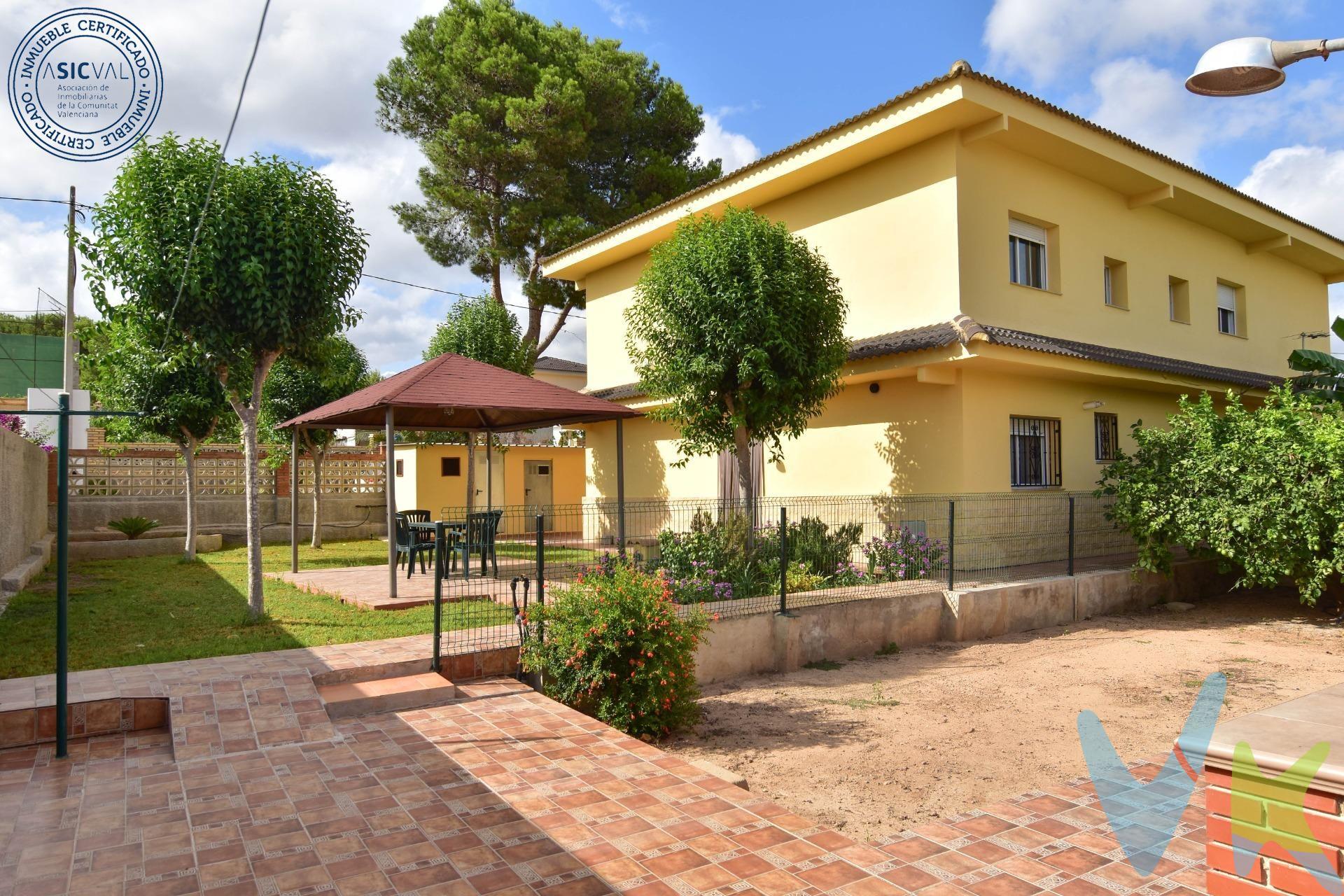 LA CASA DEBE SER EL ESTUCHE DE LA VIDA, LA MÁQUINA DE LA FELICIDAD. Por ello os presentamos este hogar, que puede llenar de felicidad tus días.. Ubicado en la urbanización font de la teula de la localidad de Torrent se encuentra este chalet que si buscas amplitud, comodidad y tranquilidad es tu oportunidad. Se trata de una parcela de 1.300 m2, que dispone de una vivienda, piscina, jardín, huerto, paellero, terraza y mucho más. La vivienda se distribuye en dos alturas; en su planta baja encontrarás un gran salón comedor, una cocina independiente con despensa, un baño completo y dos dormitorios dobles. En su segunda altura encontrarás siete dormitorios, además de dos baños completos, uno con ducha y otro con bañera. Todos los dormitorios disponen de armarios empotrados, la vivienda dispone de radiadores de calefacción y mucho más. Pero si quieres enamorarte simplemente pasea por dentro de la parcela: palmeras, piscina, árboles, césped y el cantar de los pájaros puede convertirse en tu mejor aliado. Recuerda que si inviertes en belleza, permanecerá contigo toda la vida. LLAMA E INFORMATE DE CUANDO PUEDES VISITAR ESTA MARAVILLA LLAMADA HOGAR. *Nuestro departamento financiero puede conseguir tu financiación. ¡ Consúltanos !*. *Nota: Agencia Registrada con el Nº 1018 en el Registro Obligatorio de Agentes Inmobiliarios de la Comunitat Valenciana. Puede consultar en la web de la GVA. La oferta está sujeta a cambios de precio o retirada del mercado sin previo aviso. En el precio de venta no están incluidos el impuesto del ITP, gastos de Notaría, los honorarios de agencia y los gastos de financiación, si la hubiese. Este anuncio no es vinculante, puede contener errores, se muestra a titulo informativo y no contractual*. *Por mandato expreso del propietario, comercializamos este inmueble en exclusiva, lo que le garantiza el acceso a toda la información, a un servicio de calidad, un trato fácil, sencillo y sin interferencias de terceros. Por este motivo, se ruega no molestar al propietario, a los ocupantes de la propiedad o a los vecinos. Muchas gracias por su comprensión. Si usted es agente inmobiliario y tiene un cliente para este inmueble, llámenos: estaremos encantados de colaborar.*