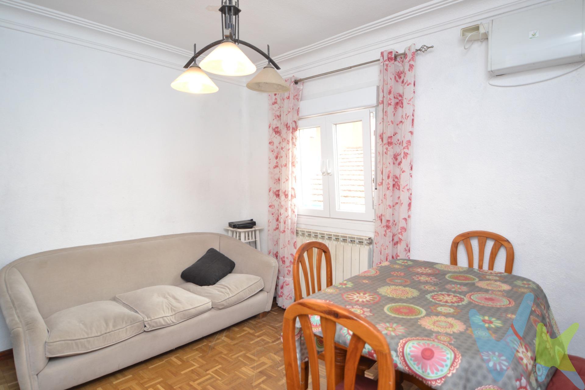 A tan solo 50 metros de la Calle Alcalá, en una tranquila zona de Pueblo Nuevo, se encuentra esta vivienda de tres dormitorios, ideal para familias o quienes buscan comodidad y buena comunicación. La vivienda cuenta con:. 🏡 Tres dormitorios (uno doble y dos individuales de buen tamaño). 🛋️ Salón-comedor independiente, perfecto para disfrutar de momentos en familia. 🚪 Hall de entrada amplio con gran armario empotrado. 🛁 Baño reformado con plato de ducha. 🍳 Cocina independiente. Calefacción y agua caliente individual por gas natural, finca sin ascensor pero acceso a planta muy cómodo. 🔧 La vivienda necesita reforma, lo que brinda la oportunidad perfecta para diseñar un hogar totalmente personalizado y adaptado a tu estilo. Luminosa y silenciosa, gracias a su orientación hacia un tranquilo patio de comunidad. La zona ofrece todo tipo de servicios: supermercados, pequeños comercios, colegios públicos y concertados, además de excelentes conexiones de transporte. A solo 4 minutos a pie del metro Pueblo Nuevo y con acceso rápido a la M-30. Varias líneas de autobús (38, 109, 113, N5) completan una magnífica comunicación. 💡 Una oportunidad única para crear la casa de tus sueños en una ubicación cómoda, bien comunicada y con todos los servicios a tu alcance. El comprador tendrá un coste adicional correspondiente al servicio de gestión, asesoramiento y acompañamiento en todo el proceso de compra. Dicho importe, el mobiliario, la decoración y los impuestos no están incluidos en el precio publicado.