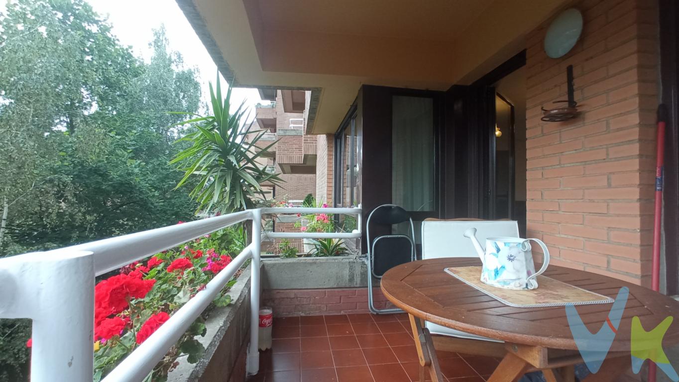 Descubre tu nuevo hogar en Las Mestas, Gijón! Este espectacular piso de segunda mano es una oportunidad única que no querrás dejar pasar. Imagina vivir en una de las urbanizaciones más solicitadas de la zona, donde la comodidad y el estilo se unen para ofrecerte una calidad de vida excepcional.Con un luminoso salón-comedor, con chimenea, que se convierte en el corazón de la casa, un lugar perfecto para disfrutar de momentos inolvidables con tus seres queridos. Desde aquí, accedes a una encantadora terraza donde podrás relajarte y disfrutar de las vistas. Los dormitorios son grandes y acogedores, ofreciendo un refugio ideal para el descanso.Con 3 amplias habitaciones y 3 baños, este hogar está diseñado para adaptarse a tus necesidades. El dormitorio principal con baño en suite cuenta con ventilación natural y una relajante bañera, así como un vestidor. Los otros dos baños, uno con bañera y otro con plato de ducha.La cocina, de generoso tamaño donde puede compartir diariamente la familia el día a día mientras disfrutan las comidas, cuenta con un práctico balcón cerrado que alberga la caldera, brindando funcionalidad y comodidad.Este piso se vende con inquilino, cuyo contrato finaliza en agosto de 2026, lo que lo convierte en una excelente inversión. Podrás disfrutar de los beneficios de la renta mientras planificas tu futuro hogar. Además, tendrás la oportunidad de adecuarlo a tu gusto y capricho, creando el espacio perfecto que siempre has soñado.No dejes escapar esta oportunidad de vivir en una urbanización privilegiada, donde la ubicación lo tiene todo: cercanía a servicios, zonas verdes y un ambiente familiar inigualable. ¡Contáctanos hoy mismo y da el primer paso hacia tu nuevo hogar en Las Mestas!