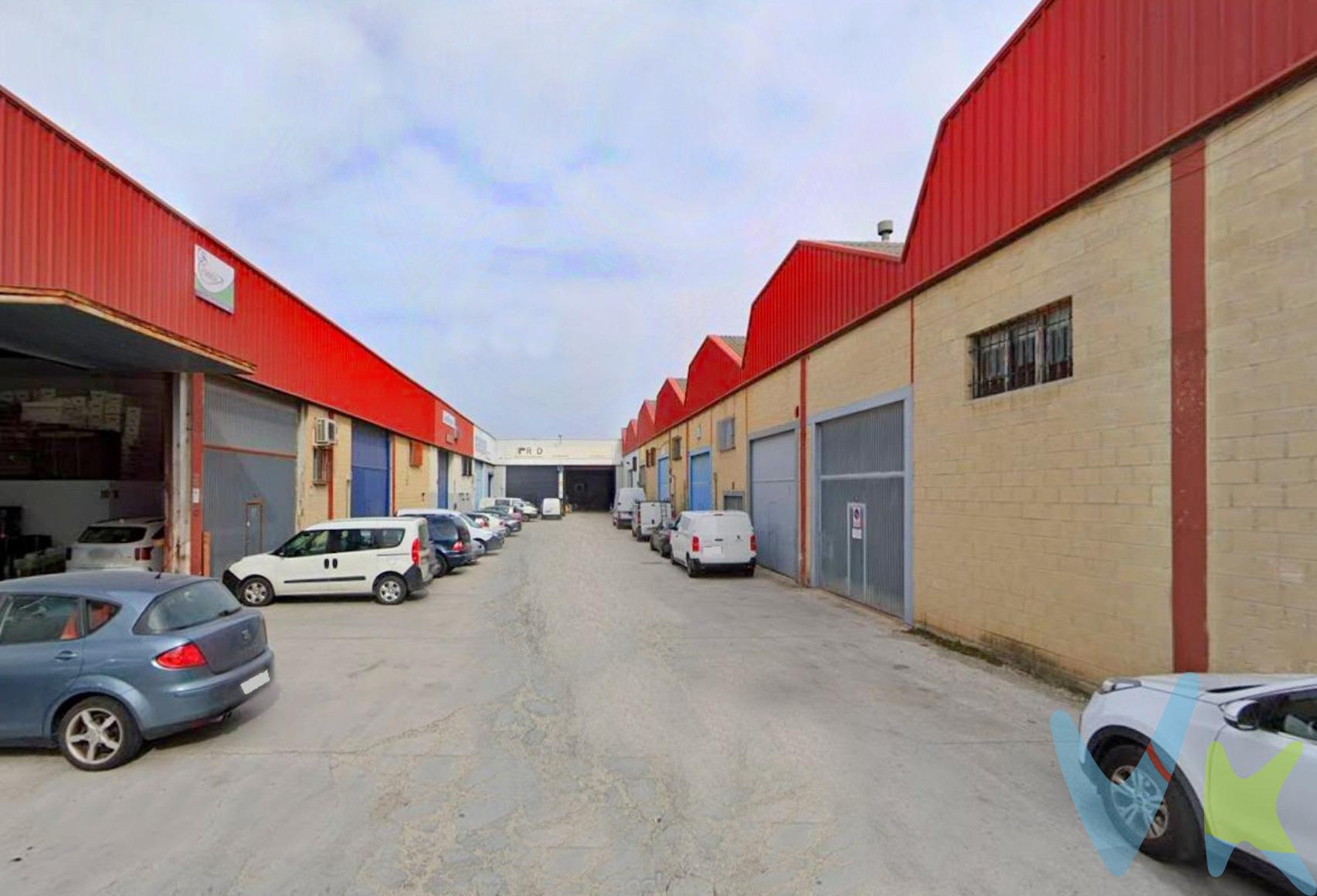 Nave en el polígono industrial Morea Sur con rentabilidad asegurada ya que se vende con inquilinos. Tiene 506,59 m² construidos más entreplanta de 44,79 m² también construidos. En planta nave están los vestuarios y aseos y en la entreplanta oficina, aseo y sala juntas. Dispone de alarma antirrobo, alarma incendio, puente grúa, alarmas perimetrales.. Ubicada en el Polígono de Morea Sur, una de  las zonas industriales más estratégicas para la actividad empresarial y logística. A escasos 10 km de Pamplona, muy buena comunicación  con la N 121 y próximo a la A15 y ciudad del transporte. Las superficies expresadas en esta página tienen carácter descriptivo y son aproximadas. Datos meramente informativos, sin valor contractual. 
