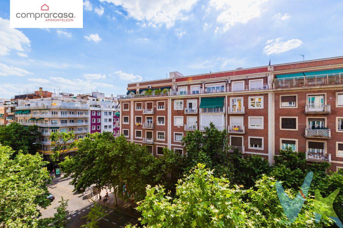 Vivienda completamente renovada  en edificio clásico del Barrio de Salamanca (principios del siglo XX),. Reformada con todo lujo de detalles y altas calidades, uno de los mejores lugares de la capital para fijar su residencia. Puerta de acceso a vivienda con cerradura de alta seguridad.Altura de techos propia de los edificios clásicos de la época.Control de acceso en portal mediante cámara de grabación permanente y servicio de portería durante el día con recogida de basura. Ventanas con rotura de puente térmico, vidrio de seguridad y total aislamiento acústico y térmico. Cocina, separada del salón mediante cristalera en “jaula” de acero tratado, recepción del sonido de TV por bluetooth, así como de móvil u otro dispositivo mediante altavoces situados en el techo.Placa de inducción, horno pirolítico, microondas, lavadora, lavavajillas y campana extractora Balay, todo ello a estrenar.   Suelos de madera flotante en toda la vivienda. En baños y cocina, suelos cerámicos imitación madera. Persianas eléctricas en toda la vivienda con interruptores junto a la zona de descanso. Focos de seguridad en duchas. 