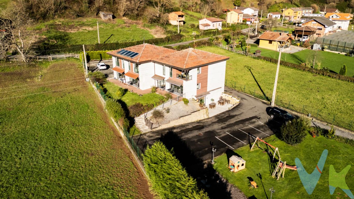 Oportunidad, extraordinario complejo compuesto de siete apartamentos rurales en Cardeo, Municipio de Morcin, Asturias, situados entre las espectaculares montañas del Mostayal, el Monsacro y el Aramo.  Desde los apartamentos podemos divisar el mítico puerto del Angliru, que seguro todos conoceréis por las espectaculares etapas de la vuelta ciclista a España. Actualmente el negocio está en pleno funcionamiento, con altas ocupaciones  y gran demanda tanto en temporada de Verano como en otras epocas del año. Nombre comercial apartamentos Rurales las vegas de cardeo Nota actual en Booking 9,5. Se trata de un núcleo turístico de reciente construcción, enclavado en una gran parcela cerrada con diversas instalaciones. y zonas de juegos infantiles. El edificio fue construido en el año 2012 y como os decía se compone de siete apartamentos, ideal para profesionales del sector o nuevos emprendedores del sector turístico. Este inmueble tiene una superficie construida de 659 m² y se enclava en una cuidada finca de 5.643 m2. Cinco de los apartamentos se distribuyen en salón cocina, dos dormitorios y baño,  otro apartamento se distribuye en tres dormitorios, salón cocina con dos baños y por ultimo tenemos un apartamento de un dormitorio. El edificio se compone de tres plantas, una de ellas es la planta de semisotano destinada a servicios, zona de recepción y actividades que tambien podrás destinar a restaurante, bar cafeteria, o cualquier otra otro uso de acuerdo a normativa vigente,  en la planta baja tenemos cuatro apartamentos y otros tres en la planta primera. Tanto el edificio, como los apartamentos que lo conforman presentan un estado inmejorable como podeis comprobar en el reportaje fotográfico publicitado. El complejo cuenta con 17 plazas de aparcamiento.  La rapida comunicacion por autovía, tanto a Gijón, Oviedo o al cercano aeropuerto de Ranón, hace que sea uno de los sitios mas interesantes donde invertir y crear un negocio al alza, con todas las garantías de funcionamiento.  La propiedad está perfectamente equipada para continuar la actividad y comenzar a generar ingresos desde el primer día. No pierdas la oportunidad de visitarla, promete ser una inversión segura y rentable. ¡Agenda tu visita hoy mismo! En el precio publicitado no están incluidos los Impuestos derivados de la compraventa, ni los Gastos de Notaría y Registro. 