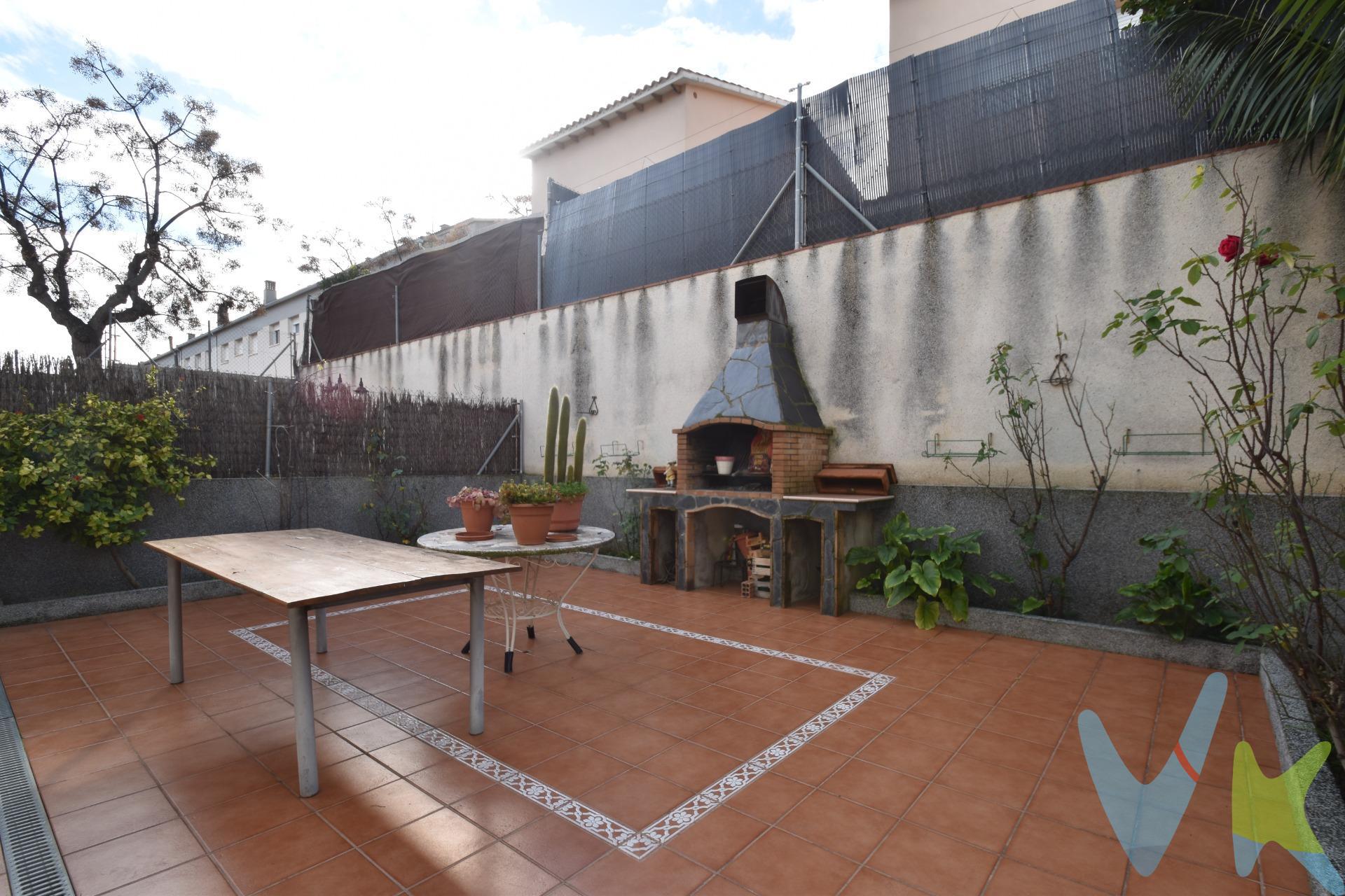 Hay casas que se visitan y casas que se sienten. Esta es de las segundas. Si estás cansado de ver adosadas oscuras o con distribuciones imposibles, esta pieza en zona residencial te va a reconciliar con el mercado inmobiliario. El patio de tus sueños y su barbacoa no es un simple trozo de suelo. Es tu nuevo comedor de verano. Con su barbacoa lista, es el lugar dónde las comidas y las cenas con amigos se alargan hasta las tantas. Aquí tienes 3 dormitorios amplios y un estudio en la buhardilla que es pura luz. ¿Teletrabajo? ¿Gimnasio? ¿Zona de juegos? Tú decides mientras sales al solárium privado a tomar el aire. Garaje para coche y moto (porque sabemos que el espacio nunca sobra), calefacción de gas natural y bomba de frío/calor. Está, literalmente, mejor que nueva. Planta baja ideal para la vida social. Salón-comedor con salida directa al patio. Cocina y baño funcional. Desde la calle acceso al garaje. Planta primera como zona de descanso. 3 dormitorios, balcón/porche y baño completo. Buhardilla o tu rincón de paz con solárium propio. Ubicada en una de las mejores zonas residenciales de Vilanova. ¿Vienes a verla o vas a dejar que otro organice la primera barbacoa? ---. El precio no incluye impuestos (ITP, IVA y AJD), ni los gastos de notario ni los de registro. Cédula habitabilidad: CHB00689023001. Certificado Energético: Referencia 71Z8L8VDK   Consumo de energia C 98 Kwh/m² año Emisiones C 19 Kg CO2/m² año. . 