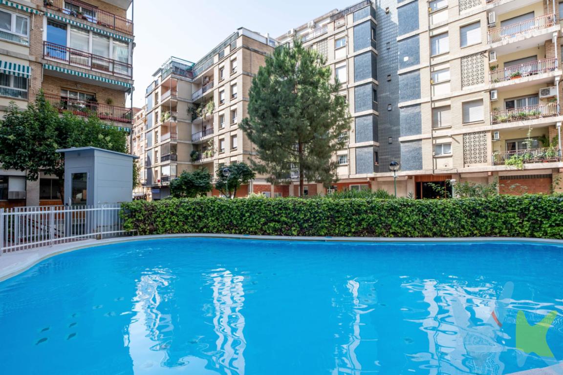 Vivir en el centro y, al mismo tiempo, disfrutar de la tranquilidad de una urbanización privada con zonas comunes que invitan a desconectar. Esto es lo que te ofrece esta exclusiva vivienda en /Doctor Cerrada, en una de las ubicaciones más codiciadas de la ciudad.  ¿Qué la hace especial?. ✔ 5 dormitorios exteriores: luz natural en cada rincón y espacio para todo lo que tu familia necesita. ✔ Amplio salón-comedor exterior: un espacio versátil y acogedor donde compartir los mejores momentos. ✔ 2 baños completos + 1 aseo: comodidad y funcionalidad para el día a día. ✔ Garaje y trastero incluidos: para que todo tenga su lugar. ✔ Urbanización privada con piscina: un auténtico oasis en plena ciudad. ✔ Conserje: seguridad y servicio que marcan la diferencia. Una vivienda que combina amplitud, ubicación y calidad de vida. Un hogar donde cada detalle suma para que tú solo te preocupes de disfrutar. 💬 Llámanos y ven a descubrirla. Las oportunidades como esta no aparecen todos los días.