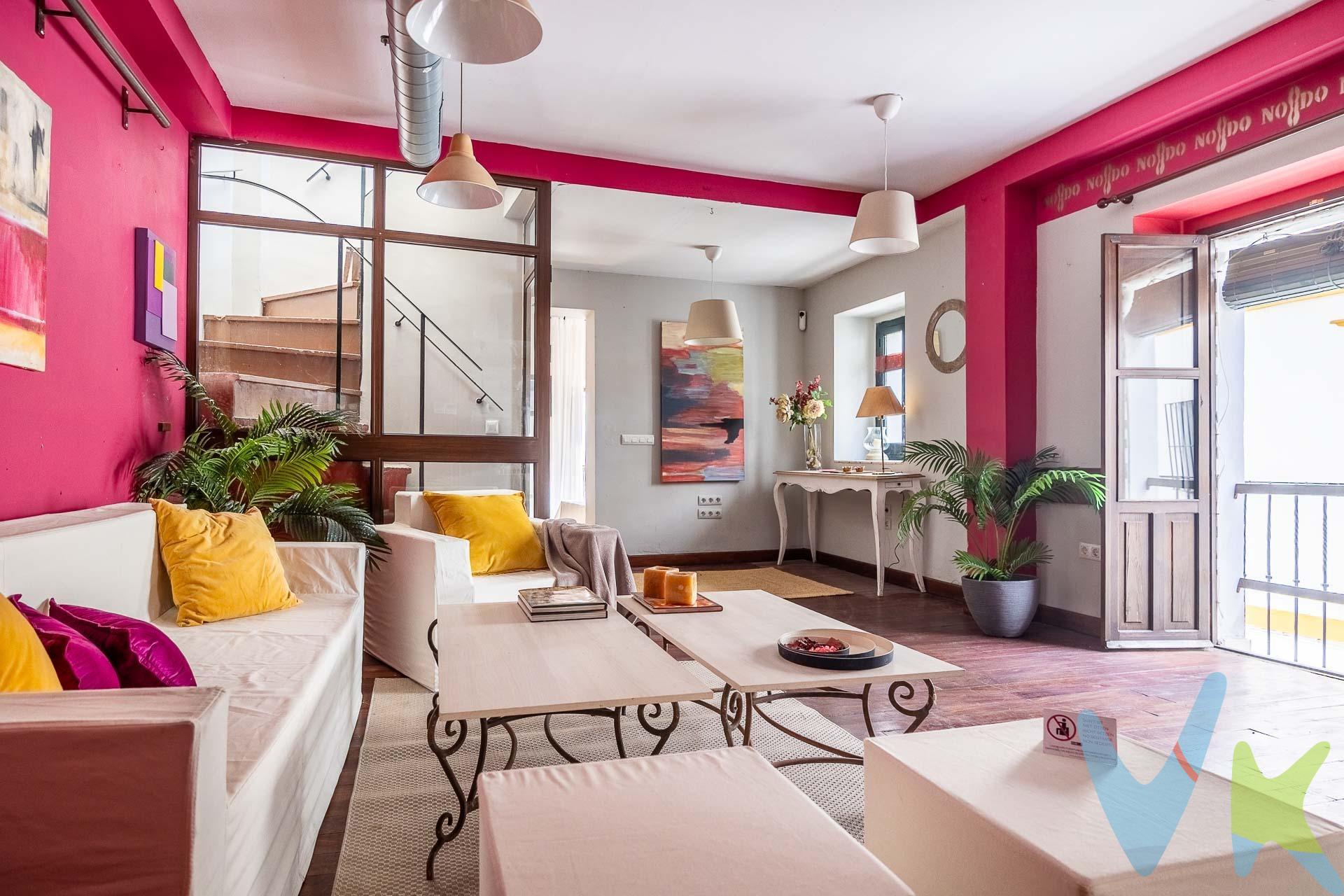 Descubre esta excelente oportunidad de inversión en pleno centro de Sevilla, junto a la basílica de Jesús del Gran Poder y a un paso de la avenida de Torneo y río Guadalquivir, o de la Plaza de la Gavidia. Se trata de una casa sevillana con muchísimo encanto, que alberga en su planta baja la emblemática Antigua Abacería de San Lorenzo, establecimiento con gran tradición gastronómica y cultural en nuestra ciudad. Con 109 m2 de solar y 258 m² construidos, tiene acceso independiente a las plantas altas, que se pueden destinar a uso de vivienda, con una magnífica terraza de más de 30 metros cuadrados. Destacan elementos como la decoración de la abacería con auténtico sabor tradicional, la preciosa fachada, el singular torreón con teja vieja y altos techos con vigas de madera, los suelos de madera maciza, los alegres balcones y la espléndida terraza. Ideal como inversión, para uso mixto vivienda y negocio o para quienes buscan un inmueble exclusivo, amplitud, calidad y una localización privilegiada en Sevilla. En cumplimiento de las obligaciones de información previstas en la Ley 10/2025, de 28 de diciembre, de servicios de atención a la clientela y transparencia, así como en la normativa sectorial vigente, el precio indicado no incluye los gastos e impuestos inherentes a la adquisición, los cuales se desglosan estimados o con posibilidad de calcularlos a continuación; los gastos más ajustados serán dados en el D.I.A. en la visita a inmuebles, o antes. *Gastos de Notaría: La Minuta se calculará según al arancel notarial oficial: Anexo I, del Real Decreto 1426/1989, de 17 de noviembre. *Gastos de Registro de la Propiedad: La inscripción se facturará según el arancel oficial: ANEXO I, del Real Decreto 1427/1989, de 17 de noviembre. *Gastos de Gestión (Gestoría): Los honorarios por la tramitación administrativa, liquidación de impuestos e inscripción registral ascienden de forma estimativa a [363 € aprox.] (IVA incluido), aunque depende de cada caso, y su dificultad. *Honorarios Agencia del Vendedor: incluidos en el PVP. *Honorarios Agencia del comprador: La agencia prestará los servicios de información, asesoramiento y acompañamiento previstos en el Encargo de Servicios y en el D.I.A. Si solicita servicios adicionales o personalizados, sus honorarios serán informados previamente, de forma individualizada y por escrito, conforme a la libertad de pactos y a la normativa vigente. *Si necesita Financiación, su banco le informará. *Impuesto sobre Transmisiones Patrimoniales (ITP): Se aplicará el tipo impositivo vigente en Andalucía (generalmente el 7%, sin perjuicio de tipos reducidos del 6%. 3,5%, etc, aplicables según las circunstancias personales del comprador o las características del inmueble). El impuesto se devenga sobre el superior entre: 1.- Valor de Referencia de Catastro; y 2.- Precio de venta. Puede calcular su situación personal en el portal oficial de la A.T. de Andalucía.