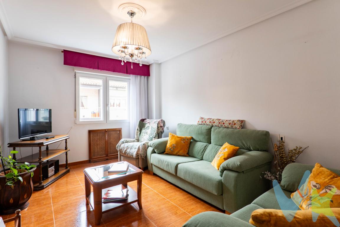 OPORTUNIDAD, VENTA DE AMPLIA VIVIENDA DE CUATRO DORMITORIOS CON GARAJE EN CALLE ALONSO DE OJEDA Nº 21 DE GIJÓNTe presentamos esta magnífica vivienda de 127 m² construidos situada en la calle Alonso de Ojeda, esquina con Juan Alvargonzález, en una de las zonas más cómodas y bien comunicadas de Gijón.Ubicada en la cuarta planta del edificio, la vivienda destaca por su luminosidad y excelente distribución. Salvo uno de los dormitorios, todas las estancias son exteriores, lo que aporta una gran sensación de amplitud y luz natural durante todo el día.La propiedad se distribuye en salón-comedor, cocina independiente, cuatro dormitorios, 2 baños y una amplia plaza de garaje, situada a escasos metros del portal del inmueble.La vivienda se encuentra en muy buen estado de conservación y mantenimiento, lista para entrar a vivir.Dispone además de calefacción central con contador individual, ofreciendo comodidad y eficiencia.Una oportunidad poco habitual para quienes buscan una vivienda espaciosa, con cuatro dormitorios, orientación excelente, haciendo esquina y en una ubicación privilegiada de Gijón.Llámanos, te informaremos de todos los detalles. Estaremos encantados de acompañarte a visitarla y ayudarte a descubrir si es la vivienda que estás buscando.El precio de venta no incluye el Impuesto de Transmisiones Patrimoniales (ITP), gastos de notaría, registro de la propiedad y demás gastos inherentes a la compraventa, ni los honorarios de agencia inmobiliaria a cargo del comprador.  