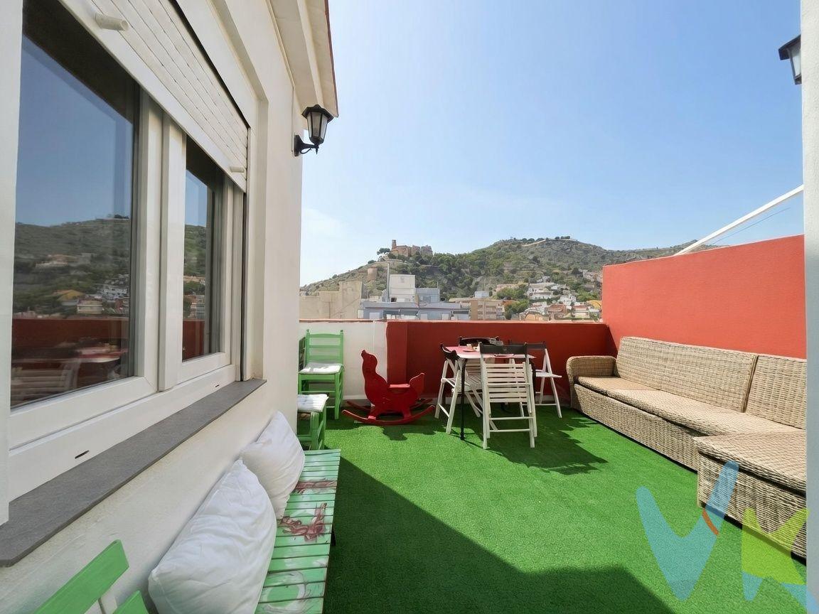 ¿Te imaginas despertar cada mañana con la brisa del Mediterráneo y terminar el día contemplando la majestuosidad del castillo de Cullera desde tu propia terraza? Este fantástico ático no es solo una vivienda, es el escenario perfecto para tu nueva vida. . Ubicado en el cotizado barrio de San Antonio, una de las zonas más exclusivas y demandadas de Cullera, disfrutarás de la tranquilidad perfecta sin renunciar a tener el mar, parques y todos los servicios a un paso de tu puerta. Te presentamos una propiedad en estado excelente, lista para entrar a vivir. Se trata de un ático de 61 m² construidos situado en una 10ª planta con ascensor. Su envidiable orientación Este garantiza una magnífica iluminación natural durante todo el día. La vivienda se entrega totalmente amueblada y cuenta con un baño completo con plato de ducha, armarios empotrados y una cocina americana perfectamente equipada. Sus acabados aseguran tu máximo confort: dispone de aire acondicionado con bomba de frío/calor, suelos de gres, puertas pintadas en blanco y ventanas de aluminio/Climalit que garantizan un aislamiento térmico y acústico inmejorable. Además de sus vistas despejadas a la montaña, harán una delicia los atardeceres, y en su terraza podras poner una barbacoa y disfrutar de una magnificas decenas o comidas con amigos o solo, eso ya lo eliges tu!. No dejes escapar la oportunidad de invertir en calidad de vida en plena Avenida Blasco Ibáñez. Un ático con estas vistas vuela rápido. ¡Contáctanos y ven a sentir la magia de tu nuevo hogar!. VENTA:. PVP 190.000€. Gastos e impuestos no incluidos en el precio. La compra conlleva impuestos y gastos de formalización para el comprador. A título orientativo se informa que en segundas transmisiones el ITP con carácter general en Valencia es del 9%, pudiendo existir otros tipos impositivos atendiendo a las circunstancias personales del comprador u otras circunstancias previstas legalmente. Base imponible del impuesto el mayor valor entre el precio de compraventa, la tasación o el valor de referencia catastral. En cuanto a los gastos de notaría y registro, en su caso, suelen oscilar aprox. entre 1,5% y 2,5% (aranceles variables según precio, n.º de copias y complejidad). El comprador elige notario. Si el comprador precisase de hipoteca: tasación, condiciones y costes bancarios serán según entidad elegida por el comprador, así como los gastos de gestoría, y cualesquiera otros gastos inherentes a la formalización de la compraventa que legalmente correspondan a la parte compradora, salvo pacto expreso en contrario con el vendedor. El consumidor tiene, conforme a la normativa vigente, a su disposición información y documentación adicional relativa al inmueble y condiciones de la compraventa, que podrá ser consultada en C/Joaquín Costa 4, bajo 46005 Valencia o urbe2@remax.es. Honorarios de mediación inmobiliaria a cargo del COMPRADOR: (3% del precio final de venta más IVA (21%), salvo otro pacto.); y de VENDEDOR (según acuerdo con el mismo). Se informa al consumidor que la agencia actúa como intermediaria inmobiliaria en la operación, estando cualquier eventual compraventa y sus condiciones sujeta a la aceptación expresa del propietario-vendedor y a la posterior formalización del correspondiente contrato.
