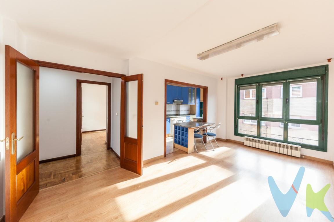 Ponemos a la venta este bonito piso, en el barrio del Natahoyo; la zona de Gijón que acoge el gran proyecto Naval Azul. Se encuentra en un edificio del año 2001, en perfecto estado, con ascensor y solo hay un piso por planta,  aportando una comodidad extra.Es un piso con altura, 4⁰, y  muy soleado. Se distribuye en amplio salón,  cocina abierta, dos baños,  tres habitaciones (La principal con baño). Además, el precio incluye un práctico trastero.A poca distancia de las playas !! Playa de Poniente: 12 min a pie Playa del Arbeyal: 18 min a pie.Bien comunicado, cerca de la parada  del autobús. Líneas de bus: 1,4,6,12. Zona con todos los servicios: supermercados,  escuelas, farmacias,  comercios.No deje de visitarlo. Le encantará.  Es ideal tanto como residencia familiar,   o como segunda residencia por su fantástica ubicación.En el precio del inmueble no están incluidos los gastos de registro, notaría  e impuesto de transmisiones.