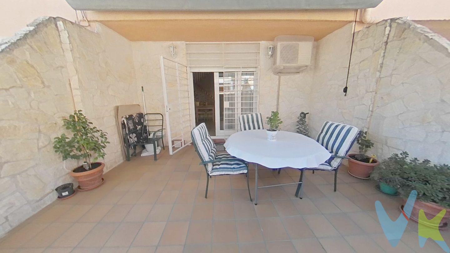 ¡Hermoso adosado en Perales del Río, Getafe! 
En la zona del Caserío de Perales, Getafe.
Perfecto para una familia que busca una casa espaciosa y confortable.
¡Ven a conocer tu casa!
Esta propiedad tipo chalet cuenta con 106 metros construidos, ofreciendo un amplio espacio para vivir y disfrutar en un entorno tranquilo y seguro. Ubicada en una zona residencial muy solicitada, esta casa adosada combina la tranquilidad del campo con la comodidad de estar cerca de todos los servicios necesarios. Además, su diseño moderno y elegante la convierte en una opción ideal para aquellos que valoran la belleza y la funcionalidad en el hogar. Se entrega totalmente amueblada y con electrodomésticos.
El interior de la casa está distribuido en tres plantas, todas bien iluminadas y con acceso directo al jardín desde el salón. En la planta baja se encuentra la cocina totalmente equipada, un amplio salón-comedor y un aseo. En la segunda planta, se encuentran los dos dormitorios, todos con armarios empotrados y baño completo.
En la planta superior, o bajo cubierta, hay un amplio ático o buhardilla, perfecto para convertirlo en una zona de juego, estudio, dormitorio o gimnasio. Tiene una amplia terraza acristalada. Totalmente amueblado y con armarios empotrados que hacen a su vez de trasteros.
La ITE del edificio está pasada recientemente.
En el exterior, encontramos un bonito jardín con espacio para relajarse y disfrutar de comidas al aire libre con familiares y amigos. Tiene mobiliario de jardín y barbacoa.
Puertas de Roble, ventanas de aluminio con climalit abatibles, suelos de gres porcelanico imitacion madera, armarios empotrados y vestidos interiormente, pintura en gotelet y estuco en la entrada, cocina amueblada y con electrodomésticos. 
No cuenta con plaza de garaje, aunque es zona de fácil aparcamiento. No cuenta con trastero como tal, pero en la Buhardilla tiene muchos armarios o trasteros empotrados que realizan su función.
Tiene piscina comunitaria con zonas ajardinadas.
No pierdas la oportunidad de adquirir esta magnífica propiedad en una de las mejores zonas de Getafe.
¡Contáctanos hoy mismo para programar una visita! ¡Te encantará esta maravillosa casa adosada en Perales del Río!
Disponemos de financiera propia para hacerte un estudio personalizado. Pregúntanos por tu hipoteca.
IBI: 361€ anuales
Comunidad de propietarios: 40€ trimestrales incluye piscina comunitaria
Honorarios de intermediación inmobiliaria no incluidos en el precio.
Información válida salvo error tipográfico. 