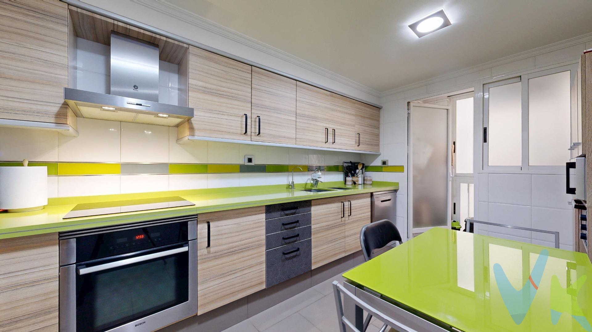  Ponemos a su disposición una vivienda exterior en Puerto de Sagunto, en finca del año 2001 con 93 ms2  construídos y que consta de 3 cómodos y luminosos dormitorios  de los cuales uno es en suite, dos modernos baños, recientemente reformados,  con gran capacidad de almacenaje dada las grandes dimensiones de sus armarios. Es de destacar la buena distribución separando la zona privada con el salón comedor de generosas dimensiones, con aire acondicionado  y salida a un cómodo balcón con vistas despejadas. A su vez, directamente comunicado a una hermosa cocina moderna y con gran espacio para desayunar o comer en cualquier momento del día y disfrutar de las recetas preferidas con una práctica galería con tendedero, lavadora y termo recién instalado hacen de tus tareas diarias algo práctico y agradable.  Cabe mencionar que está incluido en el precio una plaza de garaje con facilidad de maniobra y un trastero,  muy próximo al ascensor que lo lleva al piso. Además la finca se encuentra en muy buen estado de conservación y con una comunidad de vecinos residentes todo el año.  Puerto de Sagunto actualmente es una ciudad con mucha demanda por su gran progreso económico y creciente valoración de la vivienda en los últimos años.  Por todo ésto podemos decir que este piso reúne todas las condiciones para ser un nuevo hogar o una . oportunidad de invertir muy bien . No estan inlcuidos en el precio los gastos de notaria , registro y los honorarios de agencia . El mobiliario que aparece en las fotografias no esta incluido en el precio . . 