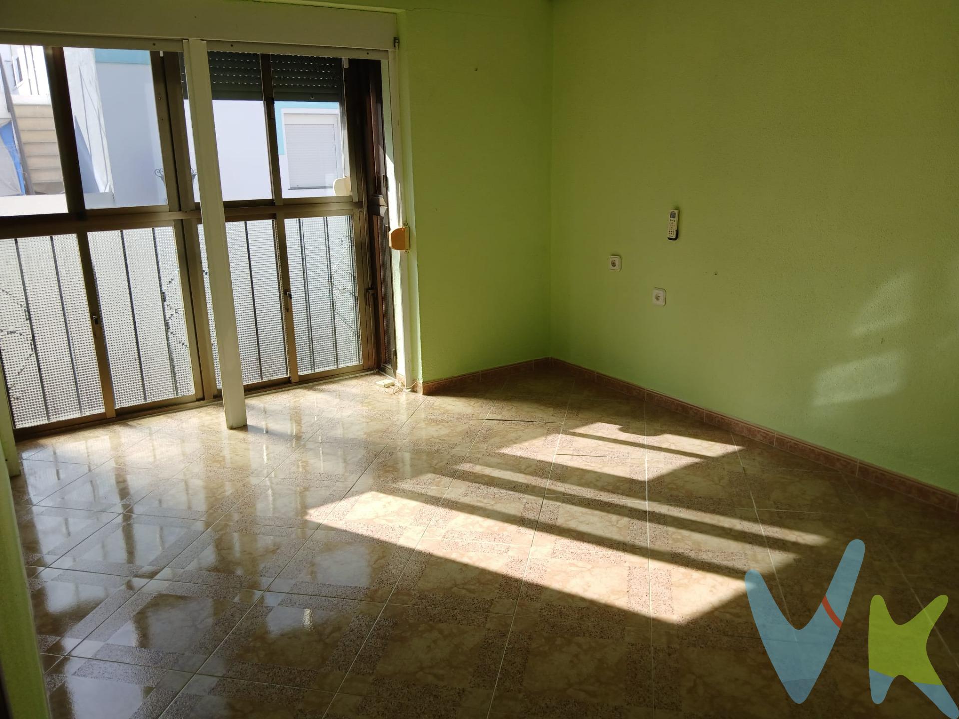 Desde el primer instante, al cruzar el umbral, se percibe la promesa de un hogar lleno de vida y posibilidades. La planta baja, presenta tres estancias junto a la cocina y cuarto de baño que invitan a ser vividas y transformadas con la esencia de quienes la habiten. La estructura de la casa juega con su altura y distribución de manera magistral. Desde esta planta, dos escaleras despiertan la curiosidad y el deseo de explorar. La primera, situada en la estancia de entrada, nos lleva hacia la segunda planta, donde la vivienda despliega aún más su carácter y amplitud. Allí aguarda la habitación principal, una estancia generosa y luminosa adornada con un balcón amplio que se asoma a la calle. Junto a esta habitación principal, un cuarto de baño de amplias dimensiones promete comodidad sin compromiso. Por último, una habitación individual completa este nivel, flexible y lista para adaptarse: ya sea como despacho, habitación de invitados o espacio creativo, es un lienzo en blanco que espera ser pintado con nuevas historias. La segunda escalera discreta pero invitante, conduce hacia la azotea, un lugar con vistas despejadas. Este espacio al aire libre es una joya escondida, ideal para crear un oasis familiar: un rincón para el descanso, la celebración o simplemente para contemplar el horizonte. mientras el sol se despide. Imagina tardes de verano donde niños juegan bajo un cielo abierto y noches estrelladas que se convierten en memorias imborrables. Esta vivienda, más que una construcción, es un sueño esperando tomar forma. Su diseño invita a imaginar una vida plena, donde cada rincón cuenta, cada detalle suma y el futuro se viste con las expectativas de quienes decidan hacer de ella su hogar. Un lugar con alma, sin duda, un tesoro urbano que aguarda ser descubierto y amado. Llámanos y descubre su potencial en una visita presencial. Disponemos del Documento Informativo Abreviado de la propiedad (D. I. A), según Decreto 218/2005, de 11 de octubre. La Agencia Inmobiliaria también dispone de Seguro de Caución, para la garantía y protección de las cantidades económicas entregadas como señal para la reserva de una vivienda. Operación sujeta a ITP, cuyo tipo general es del 7% respecto al precio de venta, pero que en casos especiales se puede ver reducido al 6% o 3,5% en virtud de lo dispuesto en el Ley 5/2021, de 20 de octubre, de Tributos Cedidos de la Comunidad Autónoma de Andalucía. Base del impuesto: con carácter general, la base será la mayor entre el precio declarado y el valor de referencia (según normativa aplicable). Los honorarios de intermediación inmobiliaria, a cargo del comprador, ascienden al 3% del precio de compraventa, más IVA (21%), siendo informados y aceptados expresamente con carácter previo a la formalización de la operación. Los gastos aproximados de Notaría y Registro se cifran entre 800 € y 1.500 €, el importe exacto dependerá del precio final de la compraventa, número de copias de la escritura, número de páginas de la escritura, complejidad, etc., en virtud de lo dispuesto en el Anexo I del Real Decreto 1426/1989, por el que se aprueba el arancel general de Notaría, y el Anexo I del Real Decreto 1427/1989, por el que se aprueba el arancel de los Registradores de la Propiedad. En caso de necesidad de financiación bancaria para la compra, los gastos de esta deberán ser obtenidos de la entidad bancaria que vaya a financiar la operación. Se hace constar que la agencia efectúa una labor de intermediación, y que las condiciones finales de la compraventa quedan sujetas a la aceptación expresa de la parte vendedora y a la ulterior formalización del contrato. Por mandato expreso del propietario, comercializamos este inmueble en exclusiva compartida, lo que le garantiza el acceso a toda la información, a un servicio de calidad, un trato fácil, sencillo y sin interferencias de terceros. 