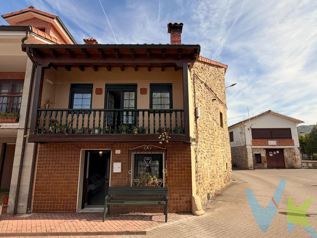 ¿Alguna vez has soñado con la solidez de una casona de piedra, el aroma a historia y la libertad de un enorme jardín privado e íntimo en el corazón del pueblo? Esta singular propiedad en el emblemático barrio de Rivero te ofrece el equilibrio perfecto entre la comodidad de tener todos los servicios a la puerta de casa y la paz absoluta de un oasis privado bañado por el sol de Cantabria. LA EXPERIENCIA DE VIVIR AQUÍ. Imagina despertar cada mañana con la luz natural inundando estancias de muros centenarios. Salir al balcón con tu café matutino para contemplar la vida pausada de la plaza principal, sentir el abrigo de la piedra y planificar cómo darás vida a los espacios que aún esperan tu toque personal. Al atardecer, tu patio trasero y tu impresionante finca llana de 750 m² se convierten en el escenario ideal para reuniones familiares, juegos al aire libre o un hermoso proyecto de paisajismo rodeado de imponentes muros de piedra que garantizan tu total privacidad. DISTRIBUCIÓN Y POTENCIAL DE REVALORIZACIÓN. Esta vivienda esquinera destaca por su inteligente disposición y un estado estructural envidiable, con el tejado reformado recientemente, lo que supone un enorme ahorro y total tranquilidad para tu futura inversión. La propiedad se divide en una zona actualmente habitable y amplias áreas anexas con un potencial de desarrollo extraordinario:. •	Zona Habitable (Lista para disfrutar mientras diseñas el resto):. o	Planta Baja: Nos recibe un acogedor vestíbulo-salón que distribuye hacia una cocina funcional y un baño completo. o	Primera Planta: Un espacio diáfano y versátil que alberga dos alcobas tradicionales llenas de encanto y nos da salida directa al maravilloso balcón orientado al Sur, un auténtico mirador al corazón del municipio. •	Zona a Desarrollar (El lienzo en blanco para la casa de tus sueños):. o	Pajar y Cuadra anexos: Ideales para fusionar con la vivienda principal, creando amplios salones de doble altura, espectaculares suites o un apartamento independiente para invitados. o	Bajo Cubierta / Tercera Planta: La generosa altura del tejado nuevo permite habilitar una tercera planta abuhardillada, perfecta para un estudio de pintura, zona de teletrabajo o una sala de juegos con vistas panorámicas. •	El Exterior (Tu santuario privado):. o	Un práctico patio trasero perfecto para zona de aparcamiento privado o terraza pavimentada. o	Elevada sobre el entorno, se despliega una parcela urbana de 750 m² totalmente llana, cerrada por hermosos muros de piedra tradicionales, súper soleada durante todo el día gracias a su orientación privilegiada. Un terreno idóneo para instalar una piscina, diseñar un huerto ecológico o construir una edificación auxiliar. UN ENTORNO CON TODO AL ALCANCE DE LA MANO. Ubicada en el centro de San Felices de Buelna (junto al Ayuntamiento), disfrutarás de una calidad de vida envidiable. El municipio cuenta con todos los servicios esenciales para el día a día: colegio público, centro médico, farmacia, supermercado, teatro, polideportivo y piscina municipal. Para los amantes de la naturaleza y la cultura, la zona ofrece rutas mágicas como la Senda Mitológica, monumentos históricos como la Torre de Pero Niño o las milenarias Cuevas de Hornos de la Peña. Además, la excelente conexión de autobús te une rápidamente con Los Corrales de Buelna y Torrelavega, mientras que el rápido acceso a la Autovía de la Meseta te sitúa a un paso de las playas del Cantábrico y de la capital de la región. ¿Buscas un proyecto con alma, espacio para toda la familia o una inversión inmobiliaria con un potencial incomparable?. 📞 ¡No dejes escapar esta joya! Contacta hoy mismo con nosotros para agendar una visita y venir a sentir el verdadero potencial de esta casona de piedra. Las oportunidades como esta en pleno centro y con terreno urbano vuelan. 