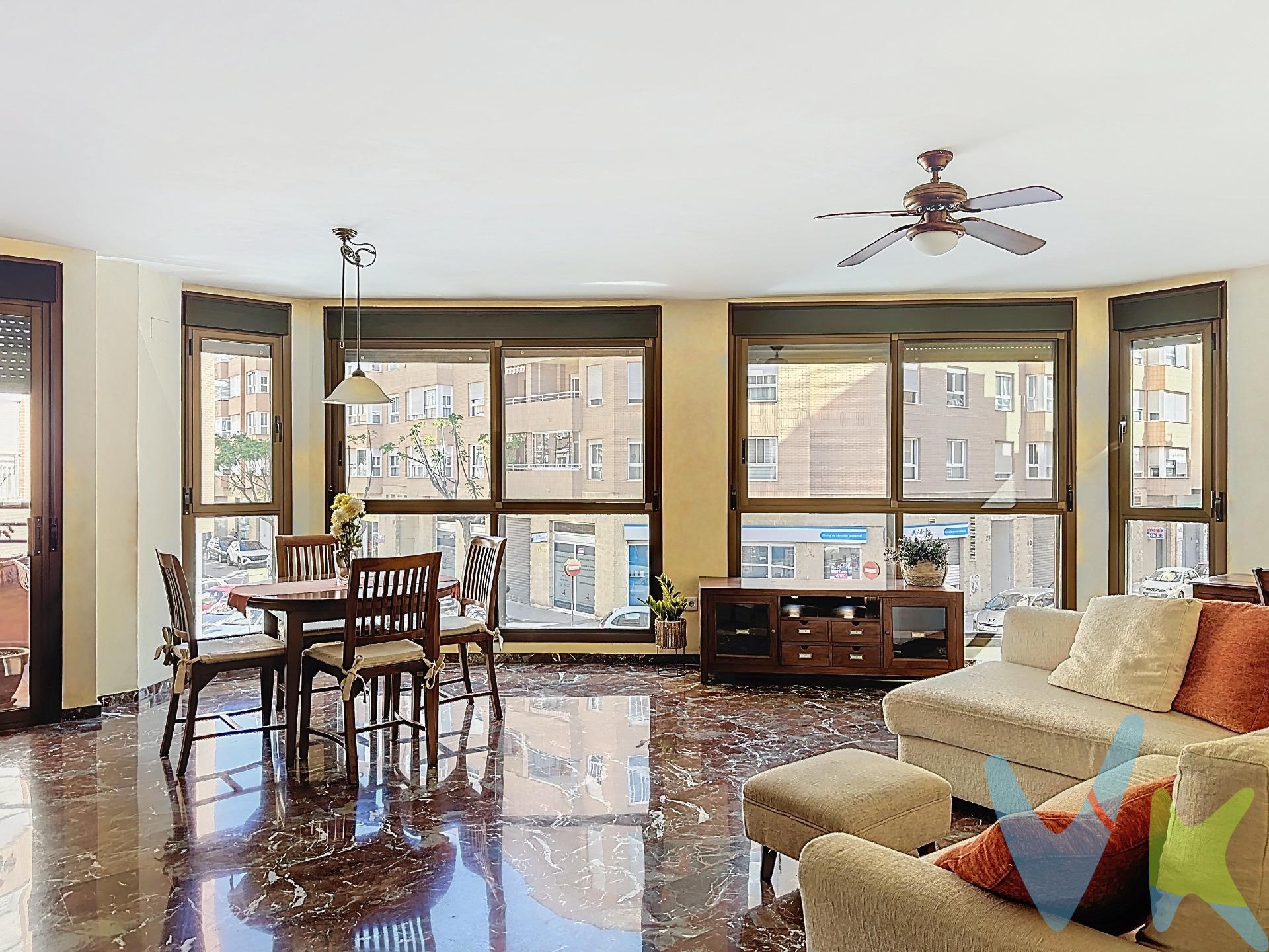 Hay pisos con metros… y hay hogares donde todo fluye. Este piso en Alboraya te ofrece 145 m² diseñados para disfrutar la vida en familia. Un salón comedor enorme y lleno de luz natural, tres dormitorios que invitan al descanso, dos baños completos para evitar prisas por las mañanas, y una cocina amplia donde cocinar se convierte en un placer, no en una tarea. Vivir aquí es olvidarte del estrés:. 🛍 Tienes todos los servicios a mano. 🎓 Colegios, parques y comercios a unos pasos. 🚇 Conexión directa a Valencia en metro o coche. 🌊 Y en solo 7 minutos estás en la playa de la Patacona. Además, puedes tener plaza de garaje opcional en el mismo edificio. ¿Y lo mejor? Este viernes 16 de mayo abrimos sus puertas en un Open House exclusivo para que puedas recorrerlo con calma, imaginar tu día a día, y sentir si este es el hogar que estabas esperando. 📩 Escríbeme para reservar tu visita. Porque algunos lugares no se explican, se viven. La descripción del presente inmueble e imágenes tienen mero carácter informativo y en ningún caso carácter contractual, pudiendo ser modificados por la inmobiliaria comercializadora sin que ello implique responsabilidad alguna frente a terceros. En el precio de venta a público, esta propiedad NO incluye los gastos de adquisición (Notario, registro, gestión, honorarios, etc…). 