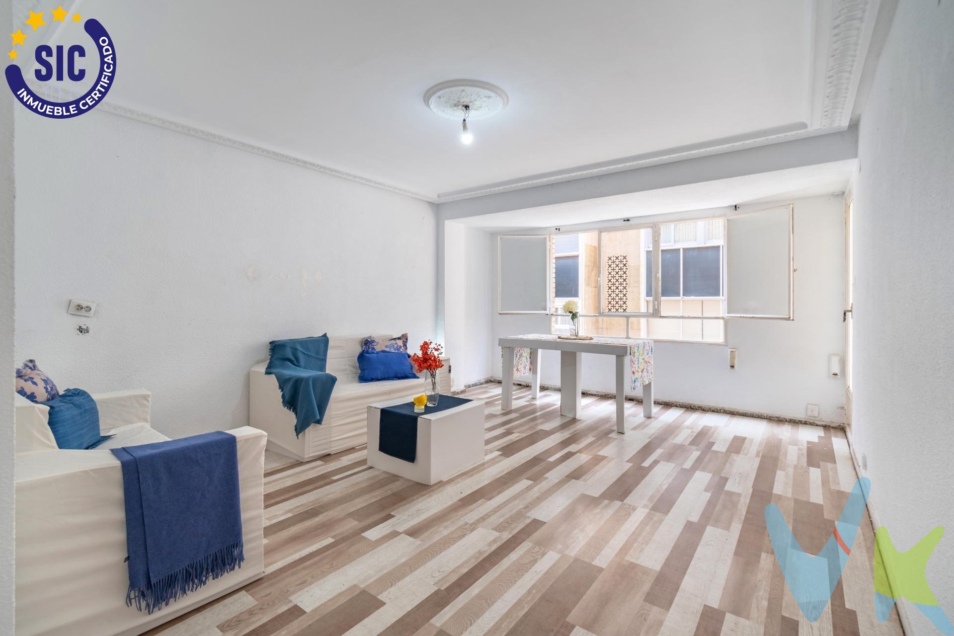 Te presentamos este amplio piso ubicado en la Avenida Casalduch, una de las zonas más cotizadas de Castellón - Castello de la Plana. Con una superficie construida de 115 m² y útil de 95 m², esta propiedad cuenta con tres habitaciones dobles y una habitación sencilla, además de dos baños que permiten disfrutar del confort necesario para toda la familia. La orientación sur garantiza luz natural durante todo el día, creando un ambiente cálido y acogedor. Dos terrazas y una galería completan las estancias. Un trastero en la azotea aporta espacio de almacenamiento.  Aunque requiere reforma integral, esto representa una oportunidad única para personalizar tu hogar a tu gusto y convertirlo en un espacio ideal. Es el momento perfecto para invertir en la vivienda de tus sueños. 