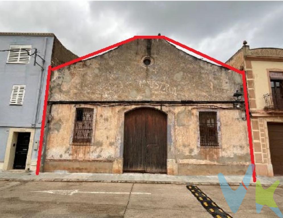 Oportunidad Única en Masllorenç: Nave Diáfana con Alma de Casa SolariegaNave Situada en la Calle Major, 39, esta propiedad se encuentra en el eje vertebrador histórico de Masllorenç, justo frente al emblemático Café-Casino y la calle Nou. Al estar en la zona más consolidada del municipio, disfruta de un entorno de casas de piedra con gran encanto rústico.Eje Estratégico: Conexión rápida con la C-51 hacia Valls y El Vendrell.Comunicaciones: A solo 25 minutos de las playas (Calafell, Coma-ruga) y de la estación del AVE Camp de Tarragona.Grandes Ciudades: Acceso a la AP-7 y C-32, situando a Tarragona a 30 minutos y a Barcelona a menos de una hora.Entorno y Servicios: Municipio dotado de escuela primaria, consultorio médico, farmacia y fibra óptica, ideal para el teletrabajo bajo el concepto de Slow Living al pie de la Sierra del Montmell. Características del Inmueble: Se trata de una singular edificación de estilo popular-academicista con una fachada sobria e imponente que refleja el poder económico de la industria vinícola de los siglos XVIII y XIX.Superficie: Cuenta con 306 m² construidos, 278 m² útiles de forma cuadrada construida originalmente en 1938. Actualmente es un espacio diáfano de ideal para una reforma integral.Registrado catastralmente como uso Industrial (Almacén), ofrece un potencial extraordinario para transformarse en una vivienda tipo loft, taller de artista o un espacio híbrido de \"Live & Work\". Conserva grandes portales de piedra y la esencia de las antiguas bodegas y centros logísticos agrícolasGastos de Compraventa: El precio no incluye los impuestos legalmente vigentes (ITP en viviendas de segunda mano o IVA en caso de operaciones industriales sujetas), gastos notariales ni de registro de la propiedad.Honorarios de agencia del 5 % sobre el precio final de compraventa + 21% IVA.