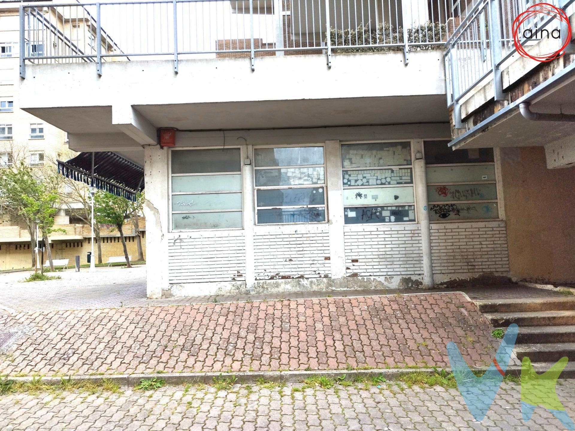 ¿Sueñas con montar tu propio negocio o tal vez prefieres una sociedad con tus amigos? ¡Aquí tienes el local ideal!. Se vende Local comercial en Zizur Mayor en la zona de la plaza del Kiosko en Santa Cruz a un paso de todos los servicios que necesitas y en una de las zonas más transitadas de Urbanización Zizur. Se trata de un local que antiguamente fue bar con una amplia sala principal de 44,65 m2 que cuenta con barra en la misma, acceso al aseo con 2 baños y al fondo de la misma acceso a otras dos salas - almacén de 10 m2 cada una. Este Local hace esquina y al encontrarse en una de las plazas principales de Zizur tiene muchas posibilidades para destinarlo a distintas actividades. Llámanos para hacer una visita ¡seguro que te encajará!. (Datos meramente informativos sin valor contractual. El PVP indicado no incluye impuestos ni gastos de transmisión) . 