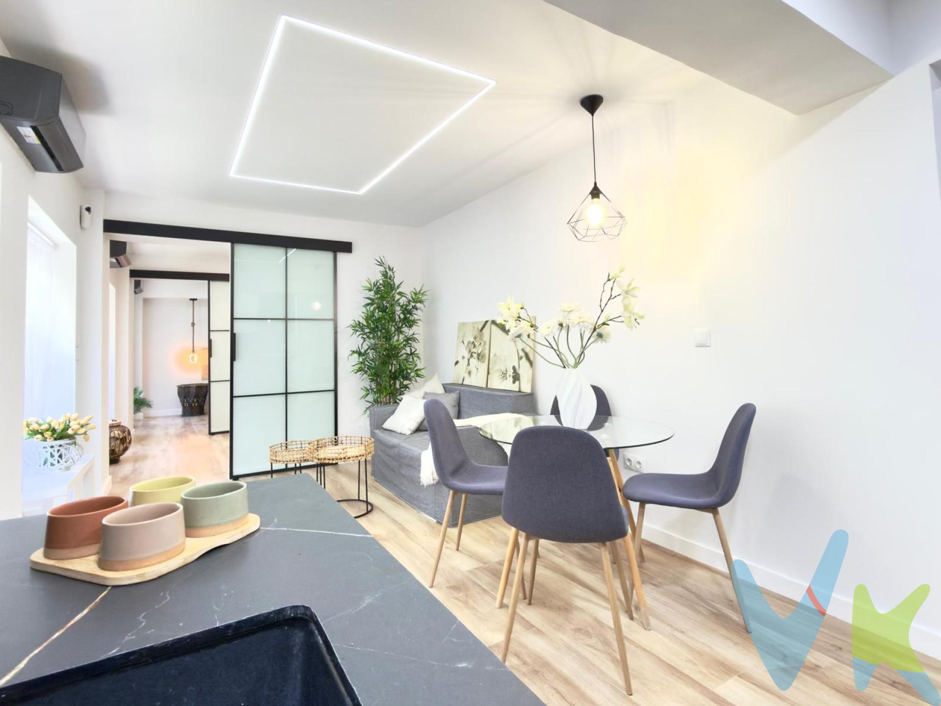 Vivienda COMPLETAMENTE REFORMADA (NO es un local) A ESTRENAR, situada en el entorno de Ventas / Ciudad Lineal, una de las zonas con mayor proyección de Madrid, junto al eje de Alcalá y perfectamente conectada con el barrio de Salamanca.

Se encuentra ubicada en la calle Ricardo Ortiz, posición estratégica a escasos minutos del puente de Ventas, lo que facilita una conexión directa con la zona de Calle de Jorge Juan y el distrito de Salamanca; además, su cercanía a zonas verdes como Quinta de la Fuente del Berro, la convierte en opción ideal para el disfrute de momentos de ocio y deporte.

La zona destaca por su excelente comunicación mediante transporte público, con diversas líneas de Metro a pocos minutos: Manuel Becerra (L2 y L6), El Carmen (L5) y La Elipa (L2) y varias líneas de autobús en la puerta (15, 28, 110, 210, entre otras). Todo ello permite un acceso rápido tanto al centro como a cualquier punto de la ciudad.

Se trata de una entreplanta, aunque la vivienda se percibe y se vive como un primer piso, ya que todas sus estancias dan a una zona exterior ajardinada muy privada, sin tráfico, con mucha luz natural y gran tranquilidad.

Cuenta con una excelente y cómoda distribución:

•	Salón con cocina abierta, moderno y luminoso. 
•	Dormitorio principal con cama de 160 cm, canapé abatible y armario. 
•	Baño completo de diseño con plato de ducha. 

Calidades a destacar en la reforma:

•	Carpintería interior y exterior renovada por completo. 
•	Ventanas con aislamiento. 
•	Sistema de climatización frío/calor. 
•	Puerta de seguridad y sistema de alarma. 

En definitiva, una vivienda ya reformada que permite obtener rentabilidad desde el primer momento (aprox. 3,9% neto), ideal tanto para inversores que buscan estabilidad en una zona consolidada, como para compradores que valoran vivir cerca del barrio de Salamanca a un precio asequible.

Gastos e impuestos no incluidos en el precio publicitado. La agencia actúa en representación y por mandato del vendedor. Las condiciones de la venta establecen que el comprador deberá abonar un importe adicional fijo del 2%, más 21% de IVA, sobre el precio publicitado. La reserva del inmueble sólo se producirá después de que una propuesta de compra haya sido expresamente aceptada por el vendedor.

A título orientativo se informa que en segundas transmisiones el ITP con carácter general en Madrid es del 6%, pudiendo existir otros tipos impositivos atendiendo a las circunstancias personales del comprador u otras circunstancias previstas legalmente. Base imponible del impuesto el mayor valor entre el precio de compraventa, la tasación o el valor de referencia catastral. En cuanto a los gastos de notaría y registro de la propiedad, en su caso, son variables, dependen de aranceles según precio y complejidad, oscilando aprox. entre un 0,2% y un 2%. Si el comprador precisase de hipoteca: tasación, condiciones y costes bancarios serán según entidad elegida por el comprador, así como los gastos de gestoría y cualesquiera otros gastos inherentes a la compraventa que legalmente correspondan a la parte compradora, salvo pacto expreso en contrario con el vendedor. El consumidor tiene, conforme a la normativa vigente, a su disposición información y documentación adicional relativa al inmueble y condiciones de la compraventa, que podrá ser consultada en la sede física de la agencia.