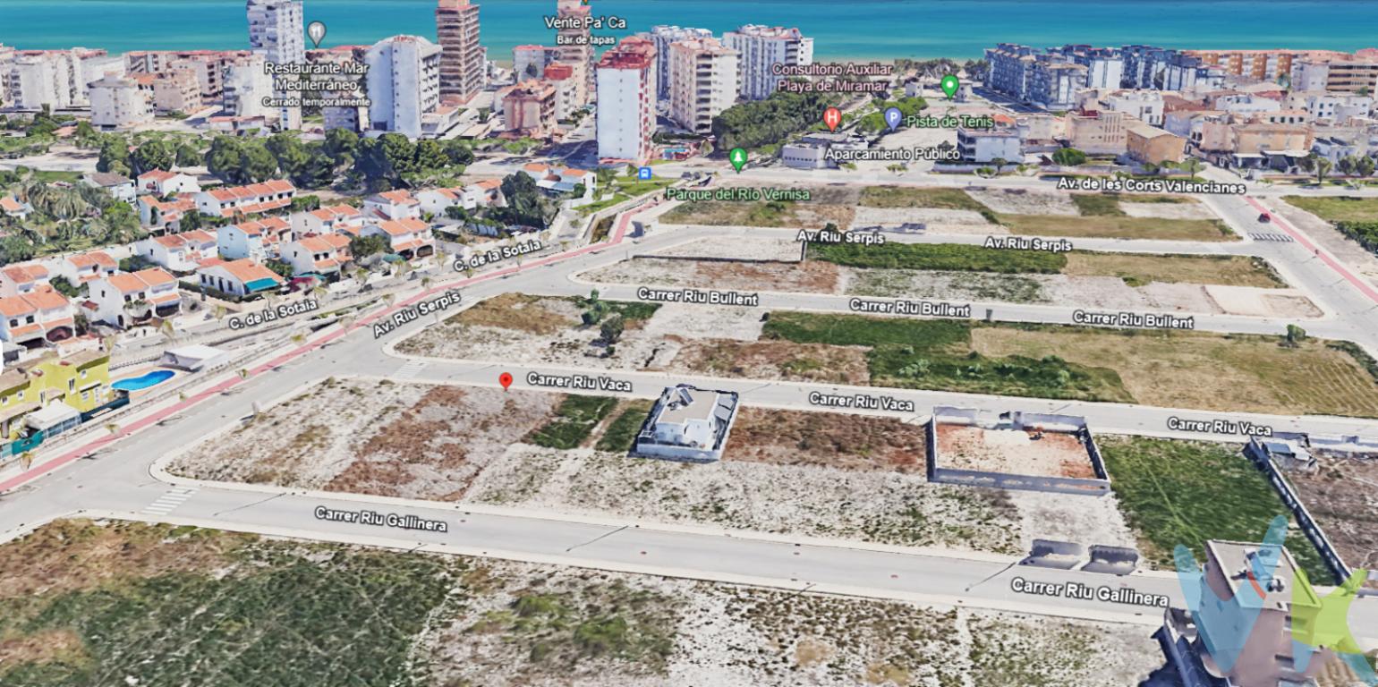 Se vende este solar URBANO de 679m2, con un índice de edificabilidad del 0.75%.  Muy bien situado en zona de playa de Miramar, Valencia.   Muy cerca del mar. Tiene acceso por dos calles.  También se puede dividir en dos solares con entrada independiente.  Este solar tiene una superficie edificable de 506,40m2.  Solar sin pendientes.  Zona urbanizada, con calles, accesos y alumbrados. Se brindan todos los servicios.  Por mas información: 96 284 16 84