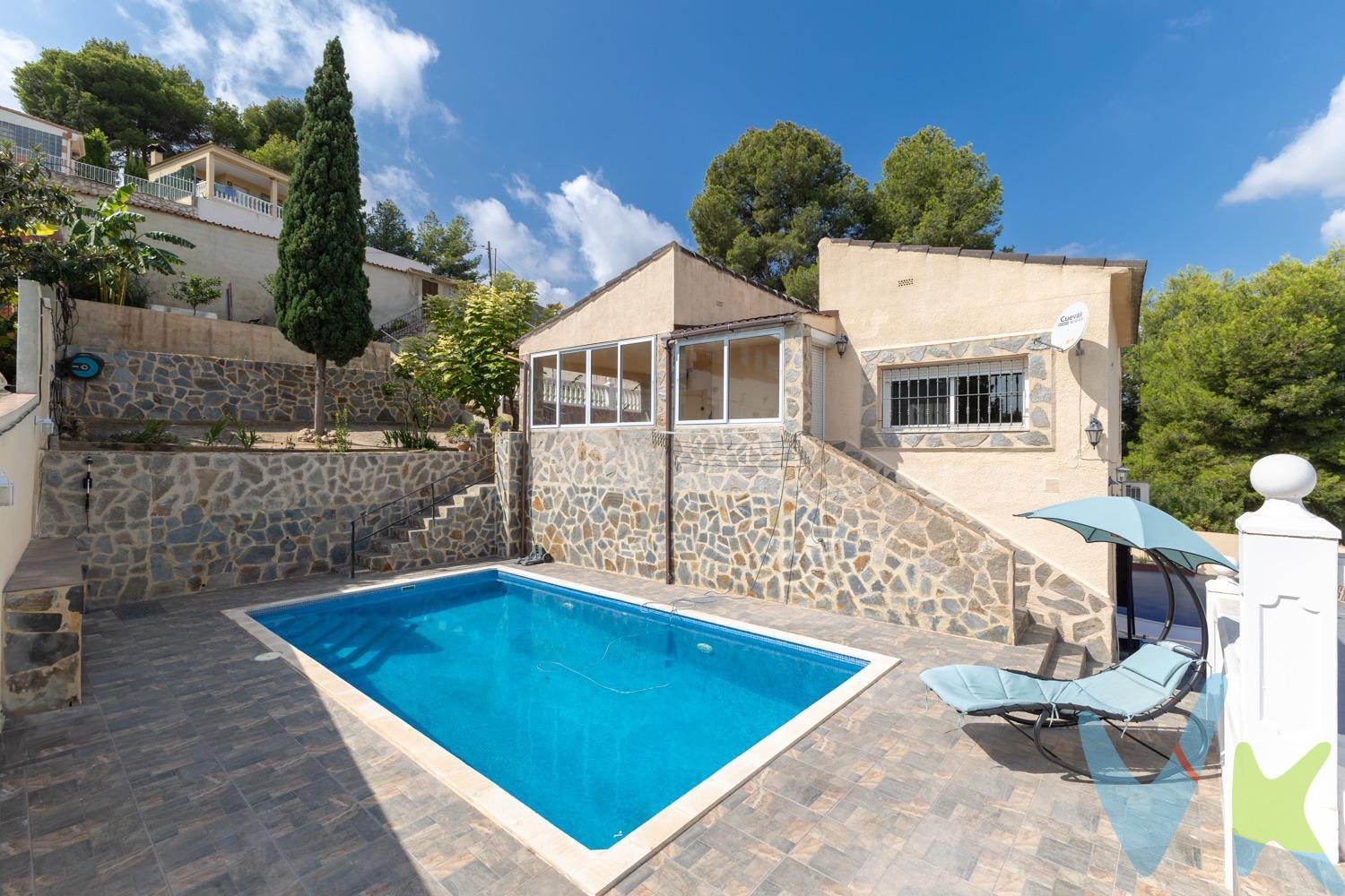 Se vende chalet en Chiva - Partida Rincón del Bolo, también conocida como Sierra Perenchiza. Esta meticulosamente cuidada vivienda, situada en un amplio terreno de 700 m², es el lugar perfecto para disfrutar de la naturaleza y la libertad en familia. La casa es luminosa y cómoda, está rodeada de un entorno verde y sereno, ideal para aquellos que buscan un refugio de paz. Planta baja:. Salón comedor amplio y acogedor, ideal para reuniones familiares y momentos de relajación. El diseño abierto permite que la luz natural llene cada rincón, creando un ambiente cálido y agradable. Un baño completo, de fácil acceso y conveniencia. Dormitorio doble en la planta baja, ideal para invitados o miembros de la familia que prefieran evitar las escaleras. Planta -1:. Dormitorios espaciosos y luminosos, con un carácter y encanto único en cada uno, perfectos para una familia numerosa o para recibir visitas. Baño completo en esta planta, equipado con todas las comodidades necesarias. Exterior:. Piscina privada, ideal para refrescarse en los días calurosos de verano. Cocina de verano, diseñada para preparar deliciosas paellas y disfrutar de comidas al aire libre. Dos porches estratégicamente ubicados, perfectos para disfrutar del sol o la sombra en cualquier época del año, proporcionando frescura en verano y calidez en invierno. ¡Ven y descubre el lugar donde tus sueños se harán realidad! Para más información o visitas, no dudes en contactar. La descripción del presente inmueble e imágenes tienen mero carácter informativo y en ningún caso carácter contractual, pudiendo ser modificados por la inmobiliaria comercializadora sin que ello implique responsabilidad alguna frente a terceros. En el precio de venta a público, esta propiedad NO incluye los gastos de adquisición (Notario, registro, gestión, honorarios, etc…). 